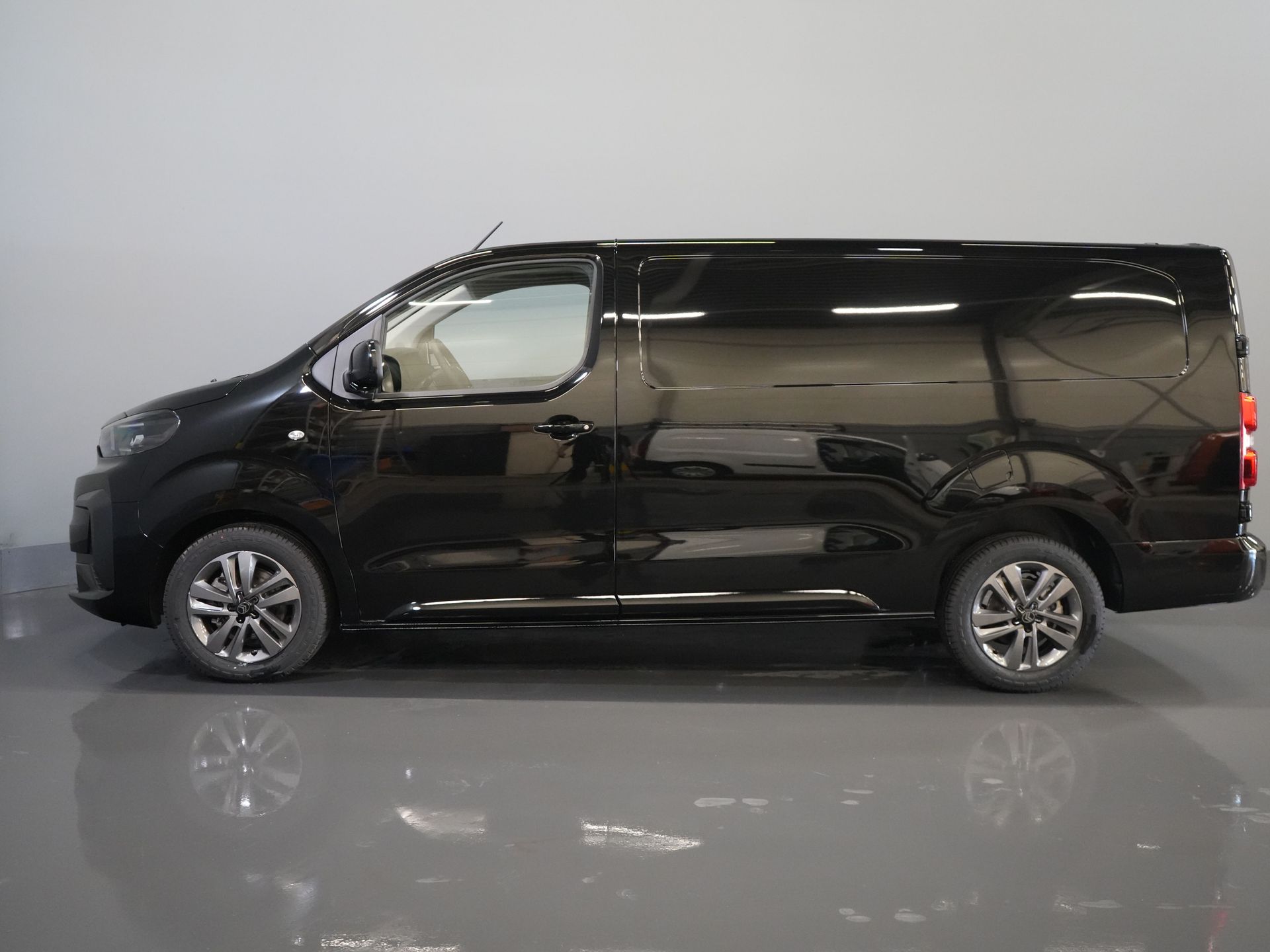 Citroën Jumpy Van 2.0 HDI 180 hp Aut. L3 BPM FREE! LED/ Virtual cockpit/ Steering wheel/ Navi/ Carplay/ Camera/ Climate/ PDC/ LMV/ Cruise