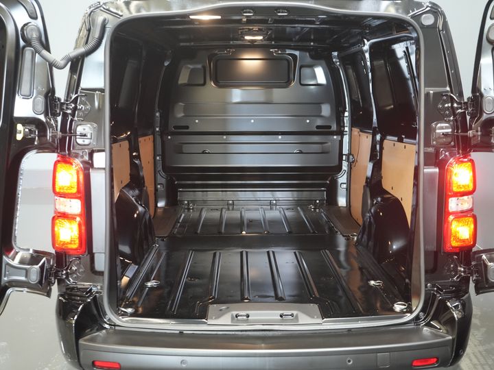 Citroën Jumpy Van 2.0 HDI 180 hp Aut. L3 BPM FREE! LED/ Virtual cockpit/ Steering wheel/ Navi/ Carplay/ Camera/ Climate/ PDC/ LMV/ Cruise