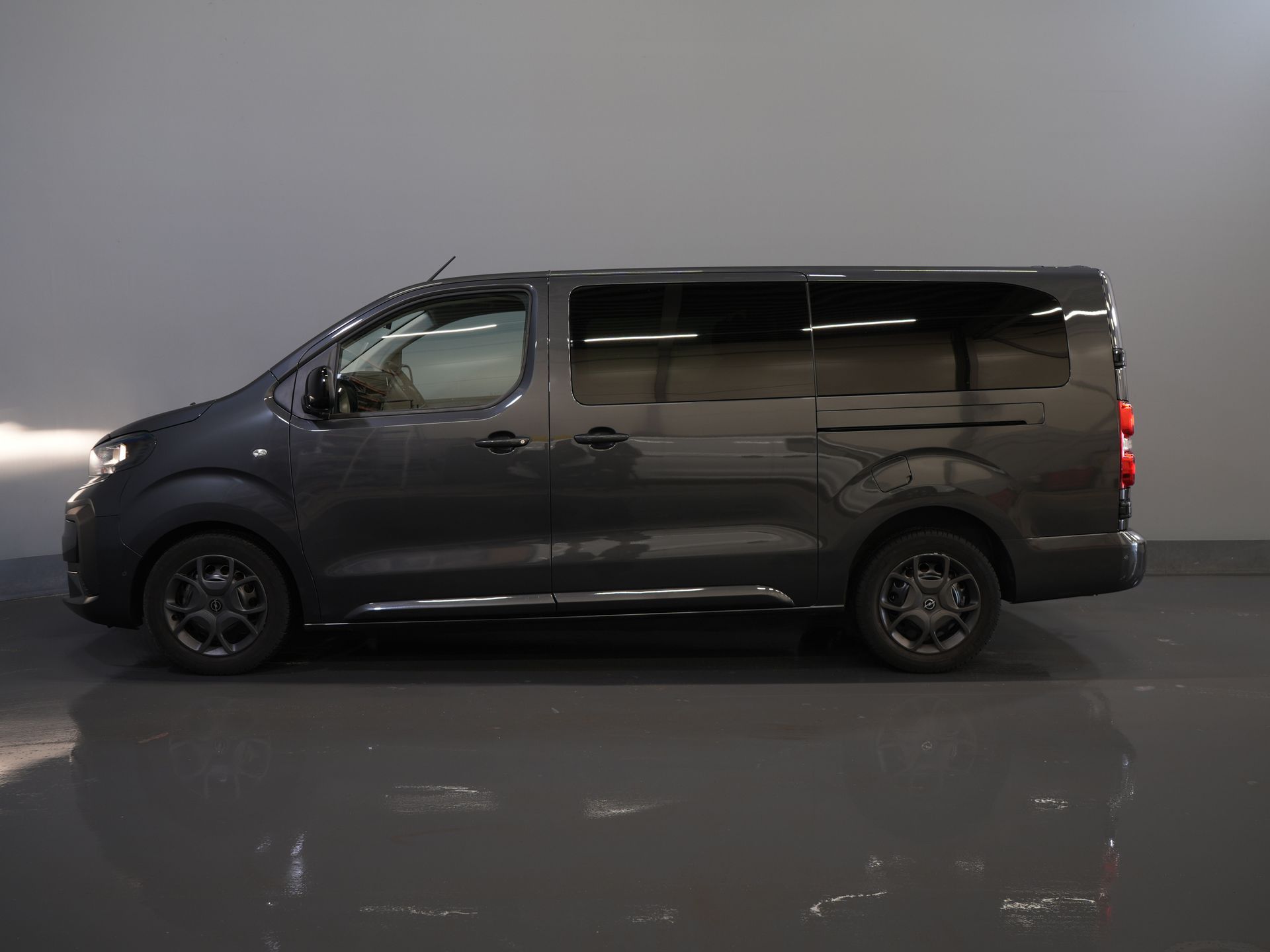 Opel Vivaro Bestelbus 2.0 180 pk Aut. DC Dubbel Cabine Elek.Stoelen/ Leder/ 2xSchuifdeur/ Afn.Trekhaak/ Climate/ Carplay/ Stoelverw./ Navi/ Cruise/ PD