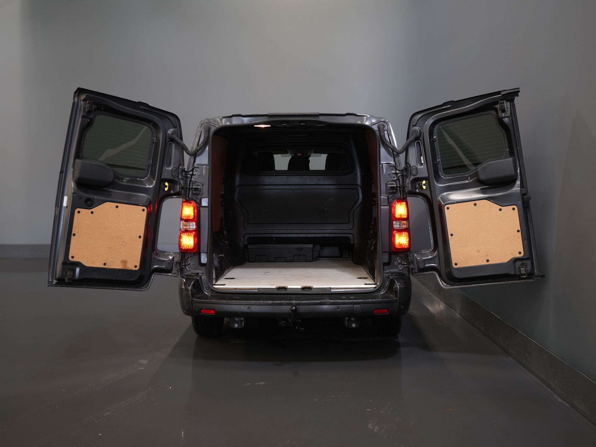 Opel Vivaro Bestelbus 2.0 180 pk Aut. DC Dubbel Cabine Elek.Stoelen/ Leder/ 2xSchuifdeur/ Afn.Trekhaak/ Climate/ Carplay/ Stoelverw./ Navi/ Cruise/ PD