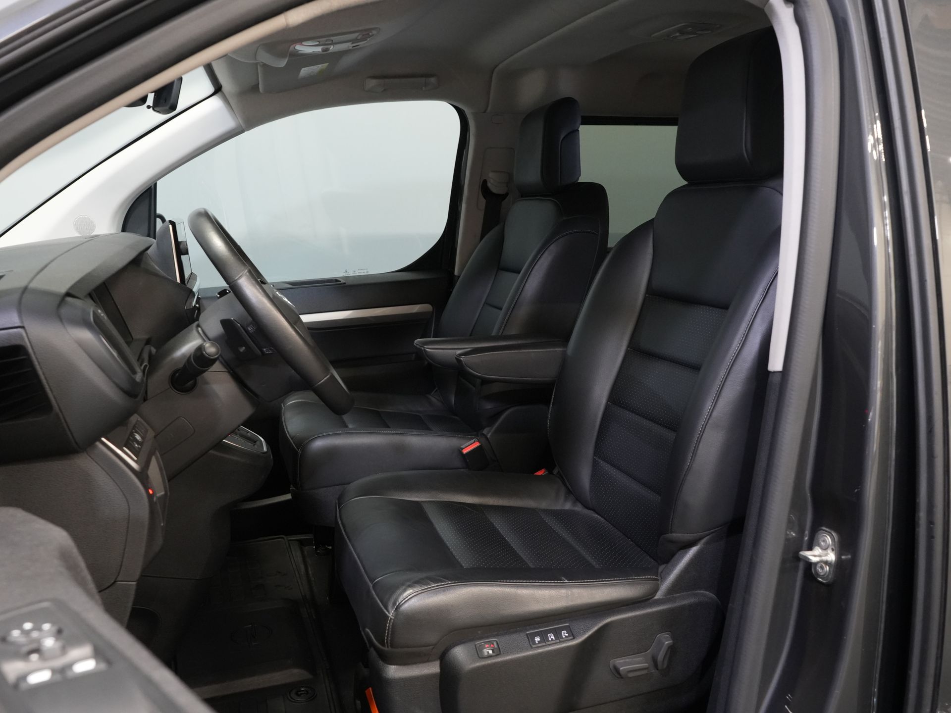 Opel Vivaro Bestelbus 2.0 180 pk Aut. DC Dubbel Cabine Elek.Stoelen/ Leder/ 2xSchuifdeur/ Afn.Trekhaak/ Climate/ Carplay/ Stoelverw./ Navi/ Cruise/ PD