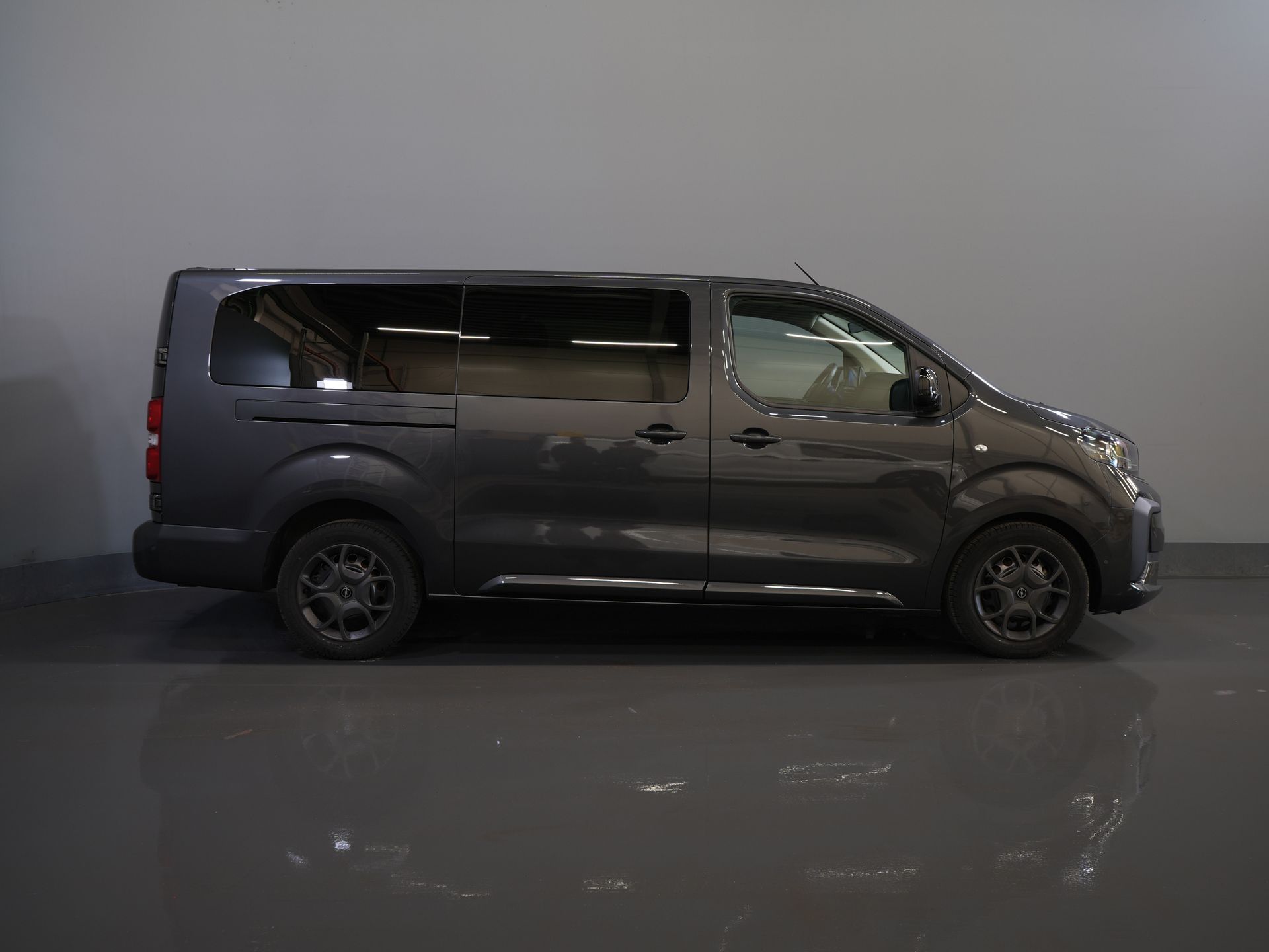 Opel Vivaro Bestelbus 2.0 180 pk Aut. DC Dubbel Cabine Elek.Stoelen/ Leder/ 2xSchuifdeur/ Afn.Trekhaak/ Climate/ Carplay/ Stoelverw./ Navi/ Cruise/ PD