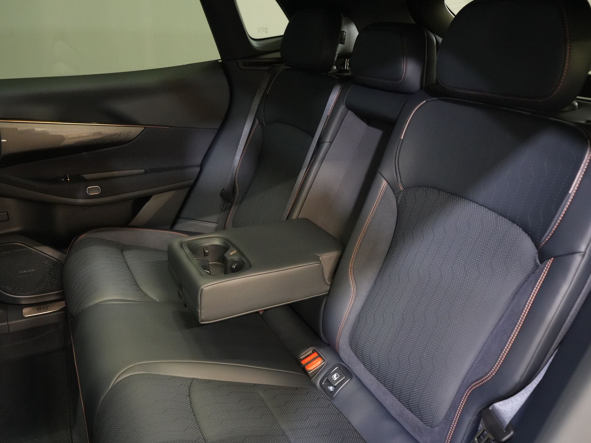 Lynk & Co 08 SUV 1.5 Más *Nuevo* ¡Disponible inmediatamente! PHEV 200 km eléctrico/ Harman&Kardon/ Panorámico/ Masaje y refrigeración en los asientos/ Compuerta eléctrica/ Control de crucero adaptativo