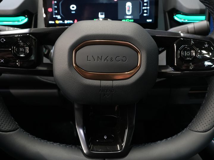 Lynk & Co 08 SUV 1.5 Más *Nuevo* ¡Disponible inmediatamente! PHEV 200 km eléctrico/ Harman&Kardon/ Panorámico/ Masaje y refrigeración en los asientos/ Compuerta eléctrica/ Control de crucero adaptativo