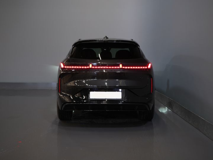 Lynk & Co 08 SUV 1.5 Más *Nuevo* ¡Disponible inmediatamente! PHEV 200 km eléctrico/ Harman&Kardon/ Panorámico/ Masaje y refrigeración en los asientos/ Compuerta eléctrica/ Control de crucero adaptativo