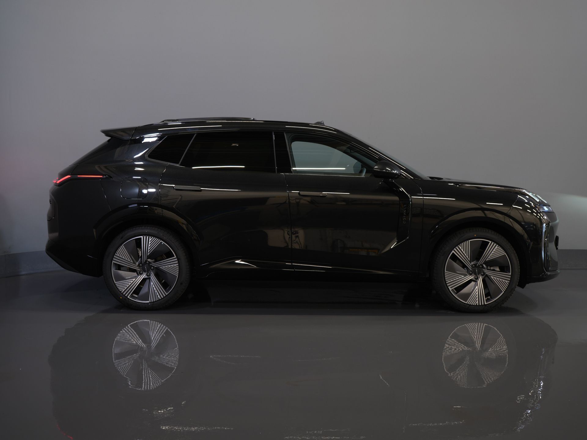 Lynk & Co 08 SUV 1.5 Más *Nuevo* ¡Disponible inmediatamente! PHEV 200 km eléctrico/ Harman&Kardon/ Panorámico/ Masaje y refrigeración en los asientos/ Compuerta eléctrica/ Control de crucero adaptativo