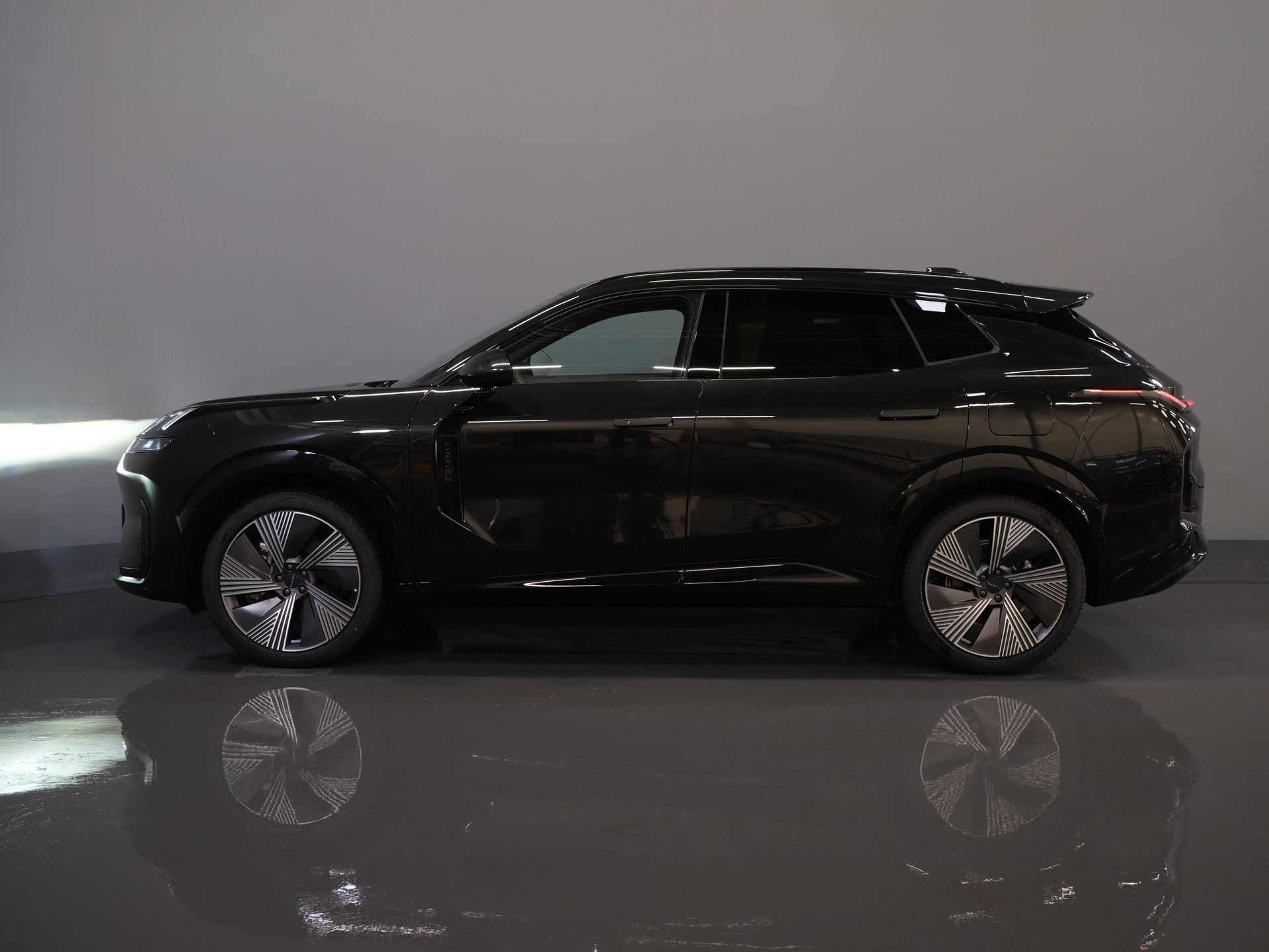 Lynk & Co 08 SUV 1.5 Más *Nuevo* ¡Disponible inmediatamente! PHEV 200 km eléctrico/ Harman&Kardon/ Panorámico/ Masaje y refrigeración en los asientos/ Compuerta eléctrica/ Control de crucero adaptativo