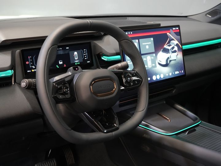 Lynk & Co 08 SUV 1.5 Más *Nuevo* ¡Disponible inmediatamente! PHEV 200 km eléctrico/ Harman&Kardon/ Panorámico/ Masaje y refrigeración en los asientos/ Compuerta eléctrica/ Control de crucero adaptativo