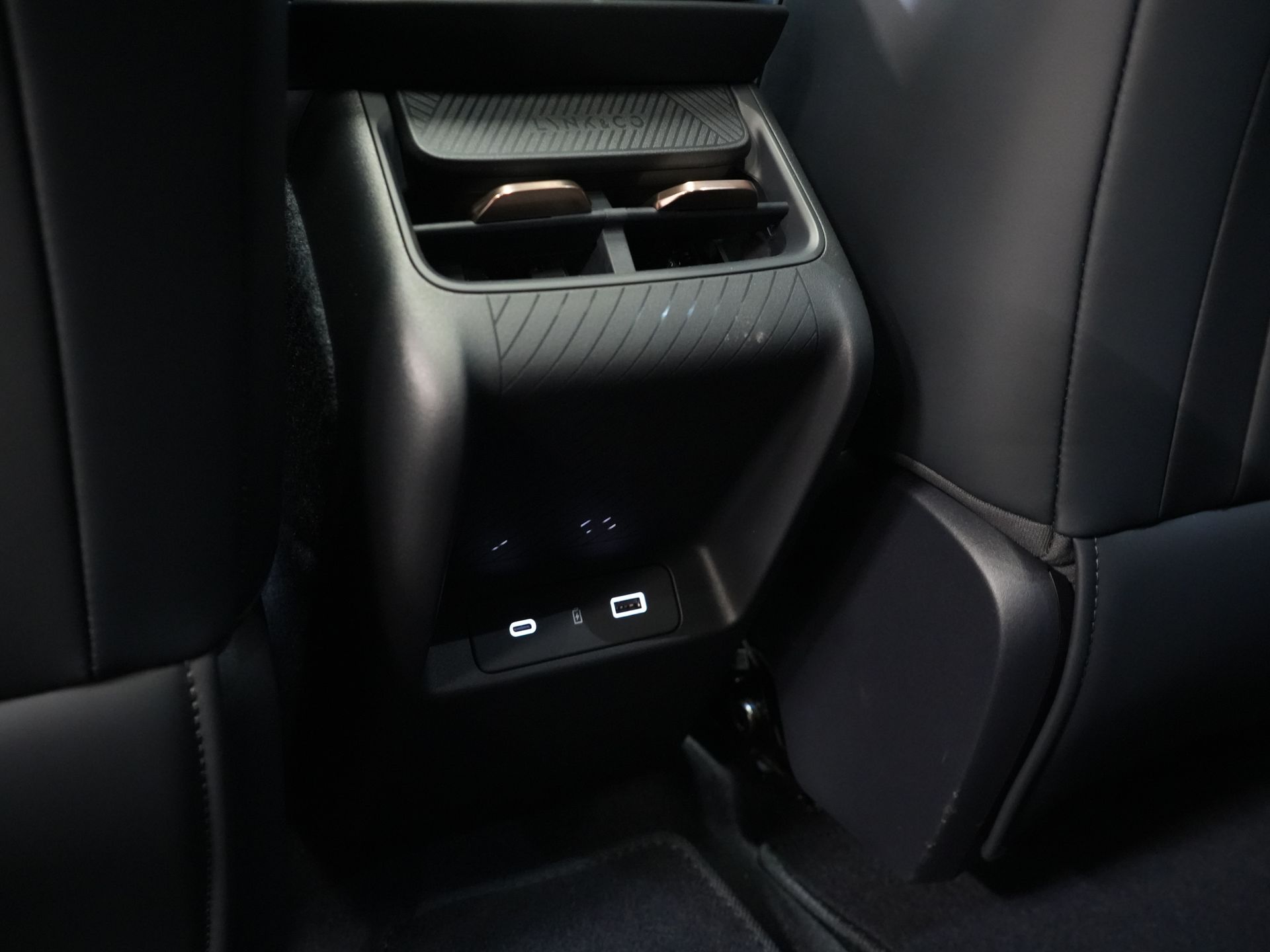 Lynk & Co 08 SUV 1.5 Más *Nuevo* ¡Disponible inmediatamente! PHEV 200 km eléctrico/ Harman&Kardon/ Panorámico/ Masaje y refrigeración en los asientos/ Compuerta eléctrica/ Control de crucero adaptativo