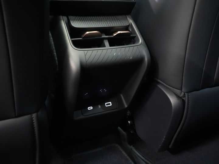 Lynk & Co 08 SUV 1.5 Más *Nuevo* ¡Disponible inmediatamente! PHEV 200 km eléctrico/ Harman&Kardon/ Panorámico/ Masaje y refrigeración en los asientos/ Compuerta eléctrica/ Control de crucero adaptativo