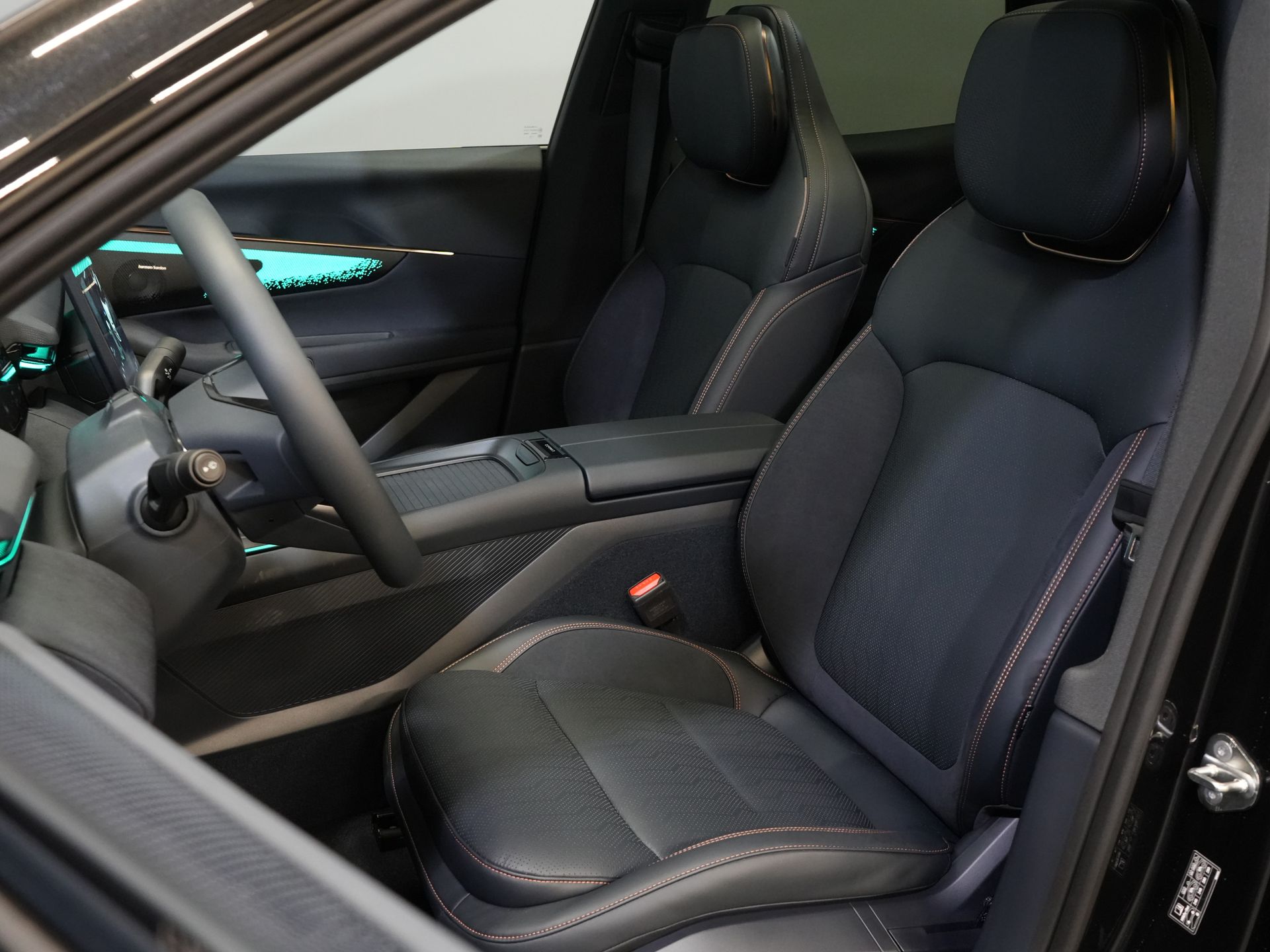 Lynk & Co 08 SUV 1.5 Más *Nuevo* ¡Disponible inmediatamente! PHEV 200 km eléctrico/ Harman&Kardon/ Panorámico/ Masaje y refrigeración en los asientos/ Compuerta eléctrica/ Control de crucero adaptativo