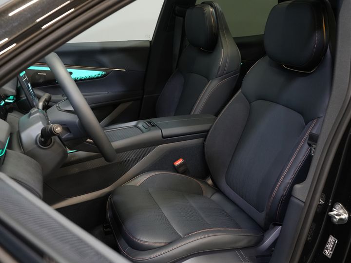 Lynk & Co 08 SUV 1.5 Más *Nuevo* ¡Disponible inmediatamente! PHEV 200 km eléctrico/ Harman&Kardon/ Panorámico/ Masaje y refrigeración en los asientos/ Compuerta eléctrica/ Control de crucero adaptativo