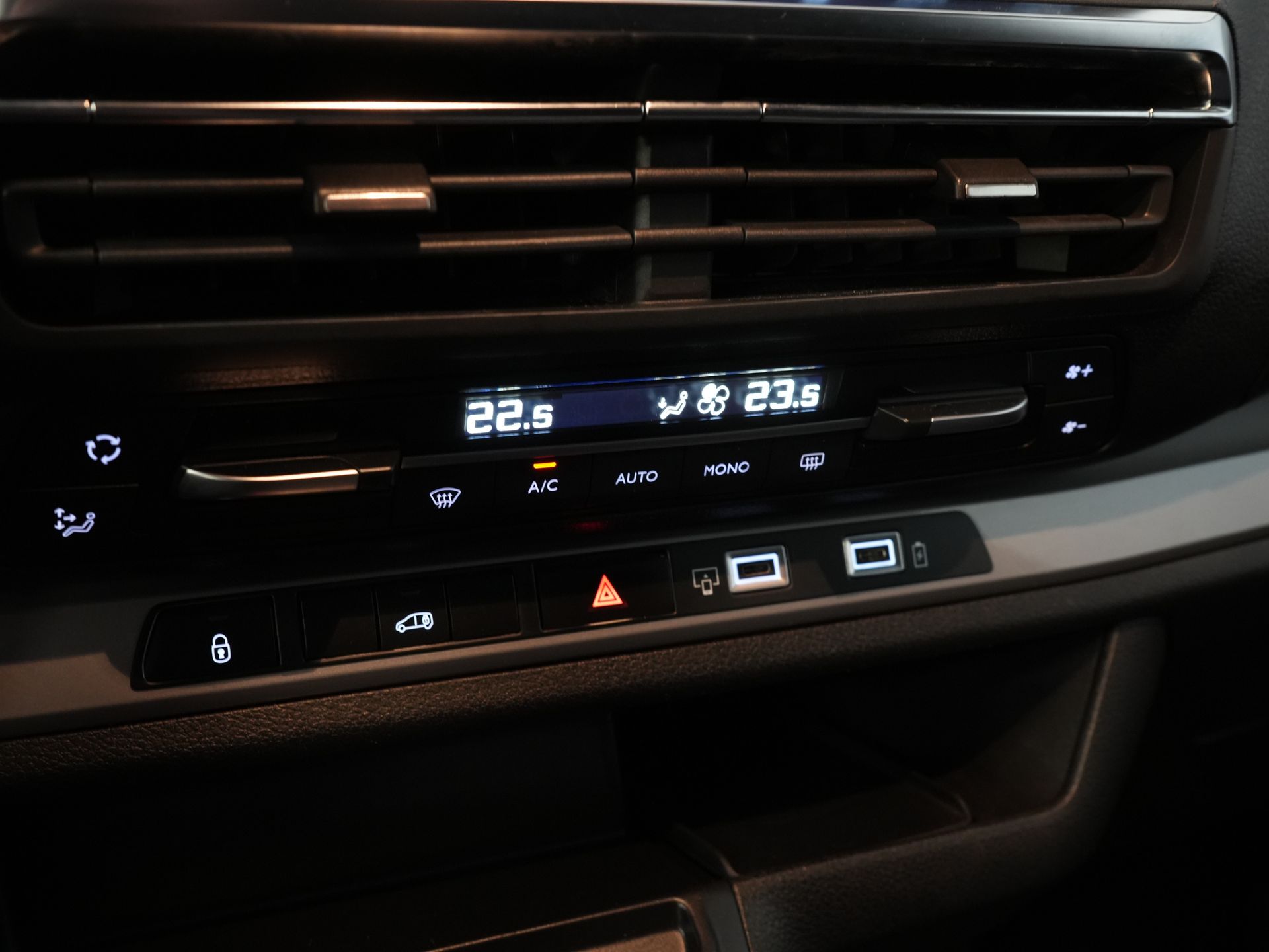 Opel Vivaro Bestelbus 2.0 180 pk Aut. L3 BPM VRIJ! Carplay/ Climate/ Cruise/ PDC V+A/ Navigatie