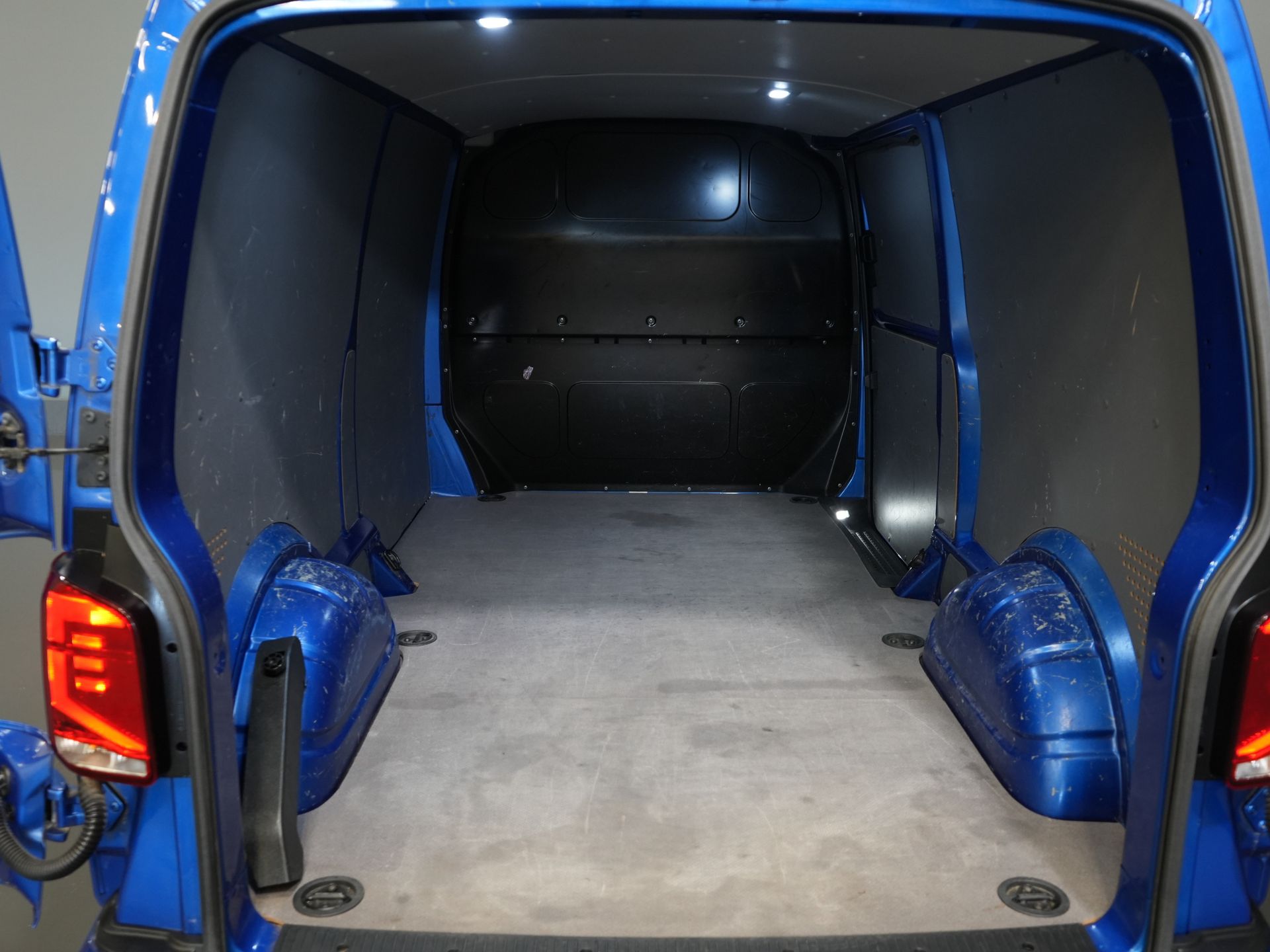 Volkswagen Transporter Van 2.0 TDI 150 KM DSG Aut. L2 LED/ Adapt.Cruise/ Ogrzewanie postojowe/ Carplay/ 2.5t Holowanieverm./ Seatverw./ Airco/ Bagażnik dachowy/ Kamera/ PDC/ 