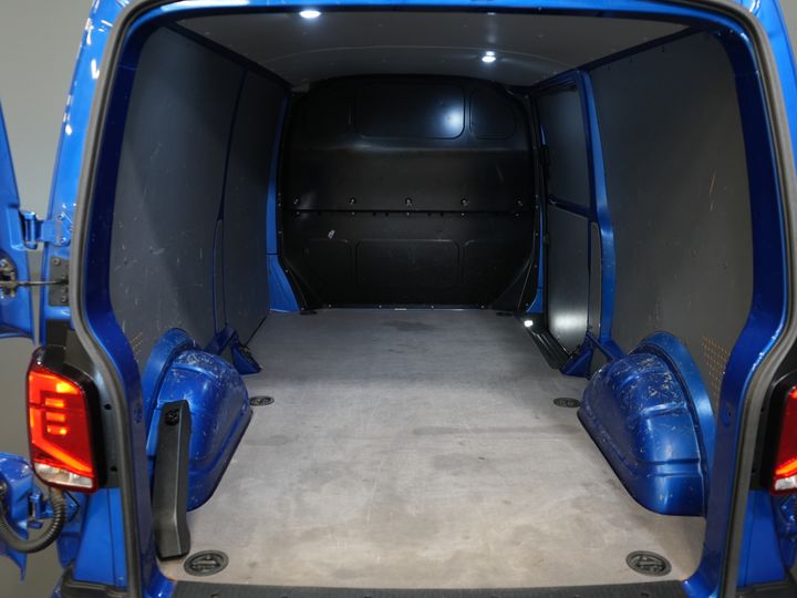 Volkswagen Transporter Van 2.0 TDI 150 KM DSG Aut. L2 LED/ Adapt.Cruise/ Ogrzewanie postojowe/ Carplay/ 2.5t Holowanieverm./ Seatverw./ Airco/ Bagażnik dachowy/ Kamera/ PDC/ 