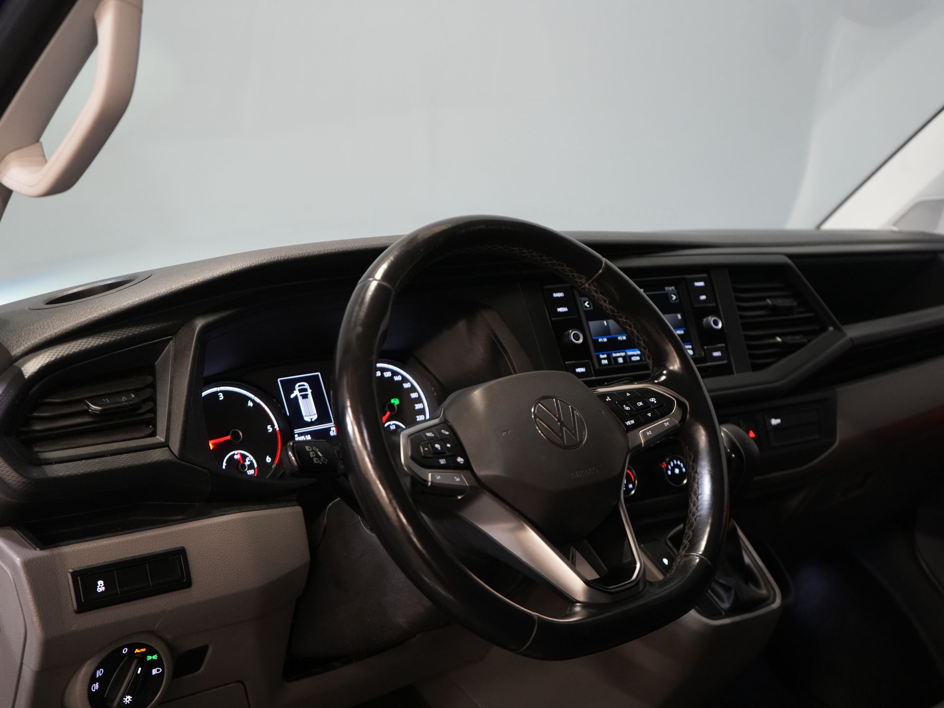 Volkswagen Transporter Van 2.0 TDI 150 KM DSG Aut. L2 LED/ Adapt.Cruise/ Ogrzewanie postojowe/ Carplay/ 2.5t Holowanieverm./ Seatverw./ Airco/ Bagażnik dachowy/ Kamera/ PDC/ 