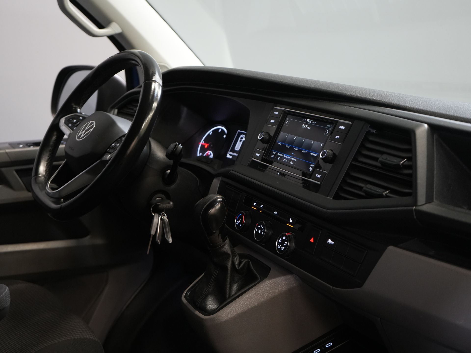 Volkswagen Transporter Van 2.0 TDI 150 KM DSG Aut. L2 LED/ Adapt.Cruise/ Ogrzewanie postojowe/ Carplay/ 2.5t Holowanieverm./ Seatverw./ Airco/ Bagażnik dachowy/ Kamera/ PDC/ 