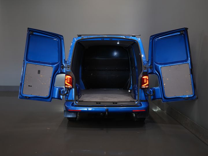 Volkswagen Transporter Van 2.0 TDI 150 KM DSG Aut. L2 LED/ Adapt.Cruise/ Ogrzewanie postojowe/ Carplay/ 2.5t Holowanieverm./ Seatverw./ Airco/ Bagażnik dachowy/ Kamera/ PDC/ 
