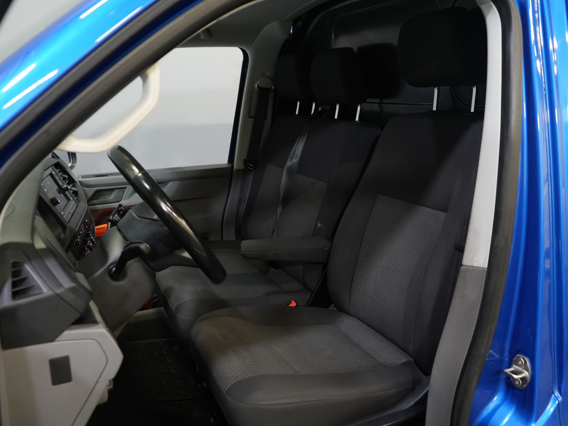 Volkswagen Transporter Van 2.0 TDI 150 KM DSG Aut. L2 LED/ Adapt.Cruise/ Ogrzewanie postojowe/ Carplay/ 2.5t Holowanieverm./ Seatverw./ Airco/ Bagażnik dachowy/ Kamera/ PDC/ 