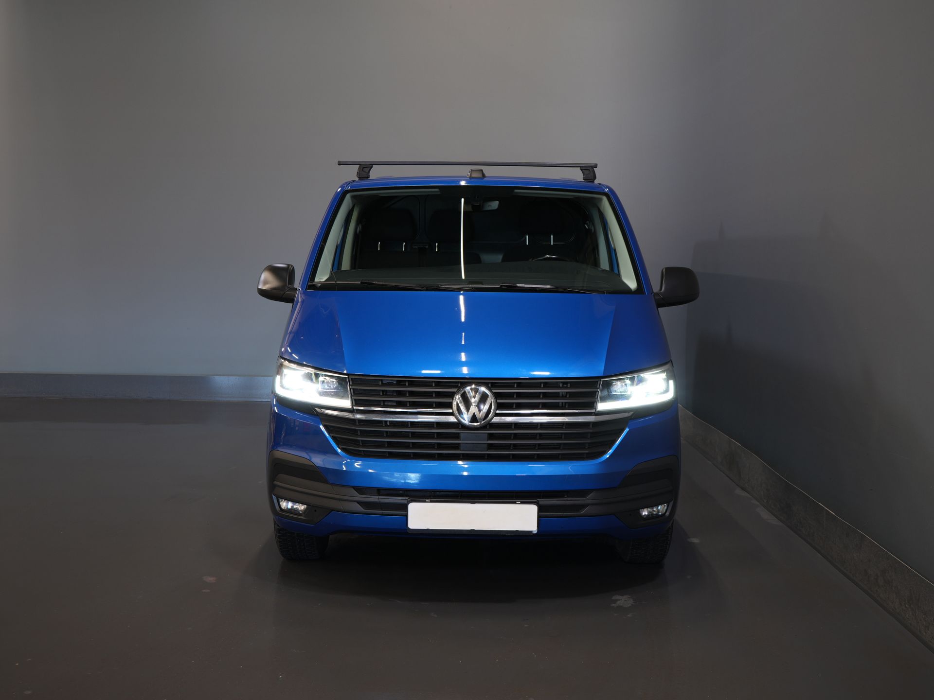 Volkswagen Transporter Van 2.0 TDI 150 KM DSG Aut. L2 LED/ Adapt.Cruise/ Ogrzewanie postojowe/ Carplay/ 2.5t Holowanieverm./ Seatverw./ Airco/ Bagażnik dachowy/ Kamera/ PDC/ 