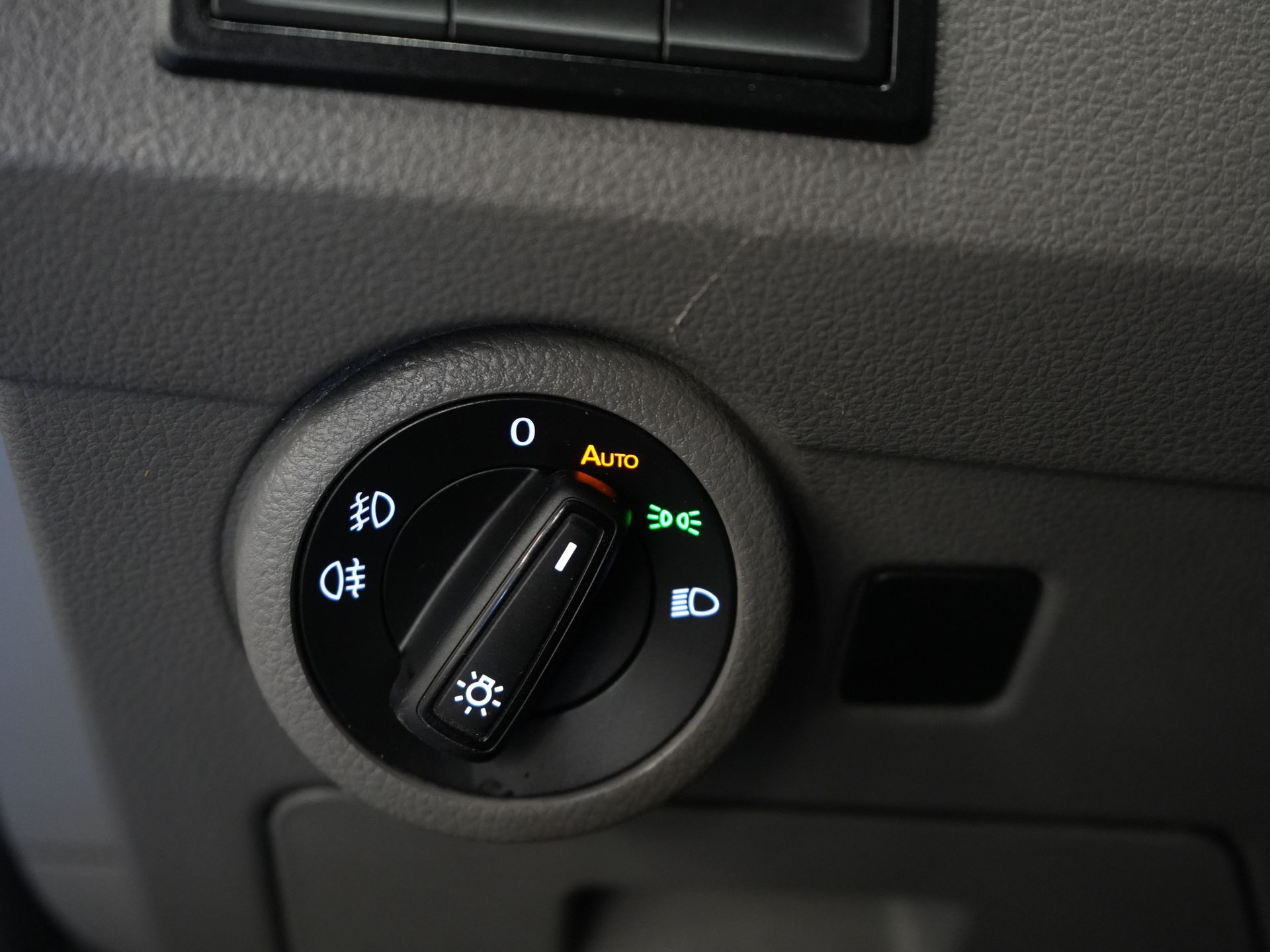 Volkswagen Transporter Van 2.0 TDI 150 KM DSG Aut. L2 LED/ Adapt.Cruise/ Ogrzewanie postojowe/ Carplay/ 2.5t Holowanieverm./ Seatverw./ Airco/ Bagażnik dachowy/ Kamera/ PDC/ 