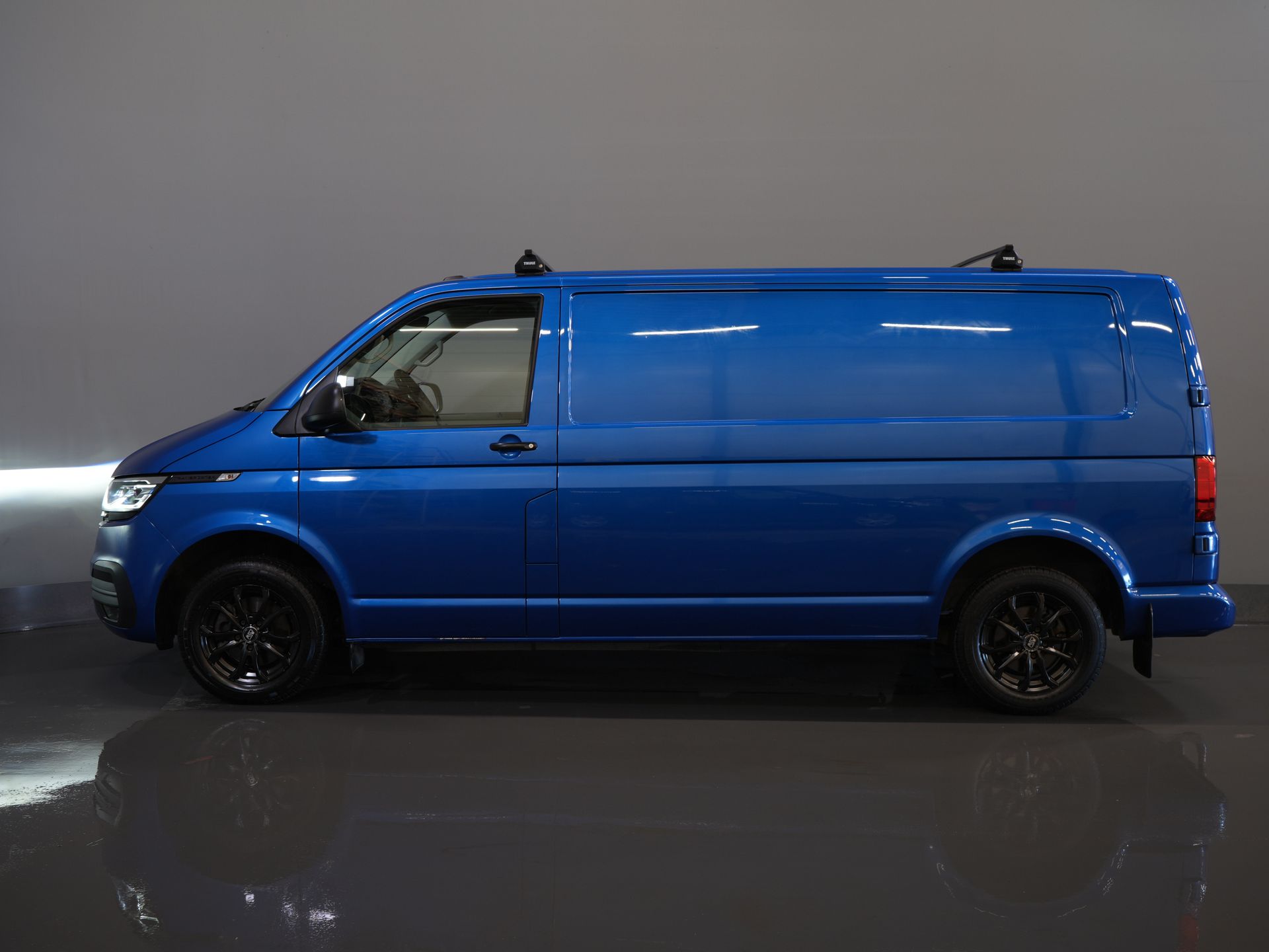 Volkswagen Transporter Van 2.0 TDI 150 KM DSG Aut. L2 LED/ Adapt.Cruise/ Ogrzewanie postojowe/ Carplay/ 2.5t Holowanieverm./ Seatverw./ Airco/ Bagażnik dachowy/ Kamera/ PDC/ 