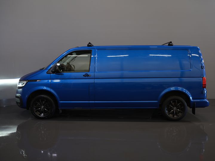 Volkswagen Transporter Van 2.0 TDI 150 KM DSG Aut. L2 LED/ Adapt.Cruise/ Ogrzewanie postojowe/ Carplay/ 2.5t Holowanieverm./ Seatverw./ Airco/ Bagażnik dachowy/ Kamera/ PDC/ 