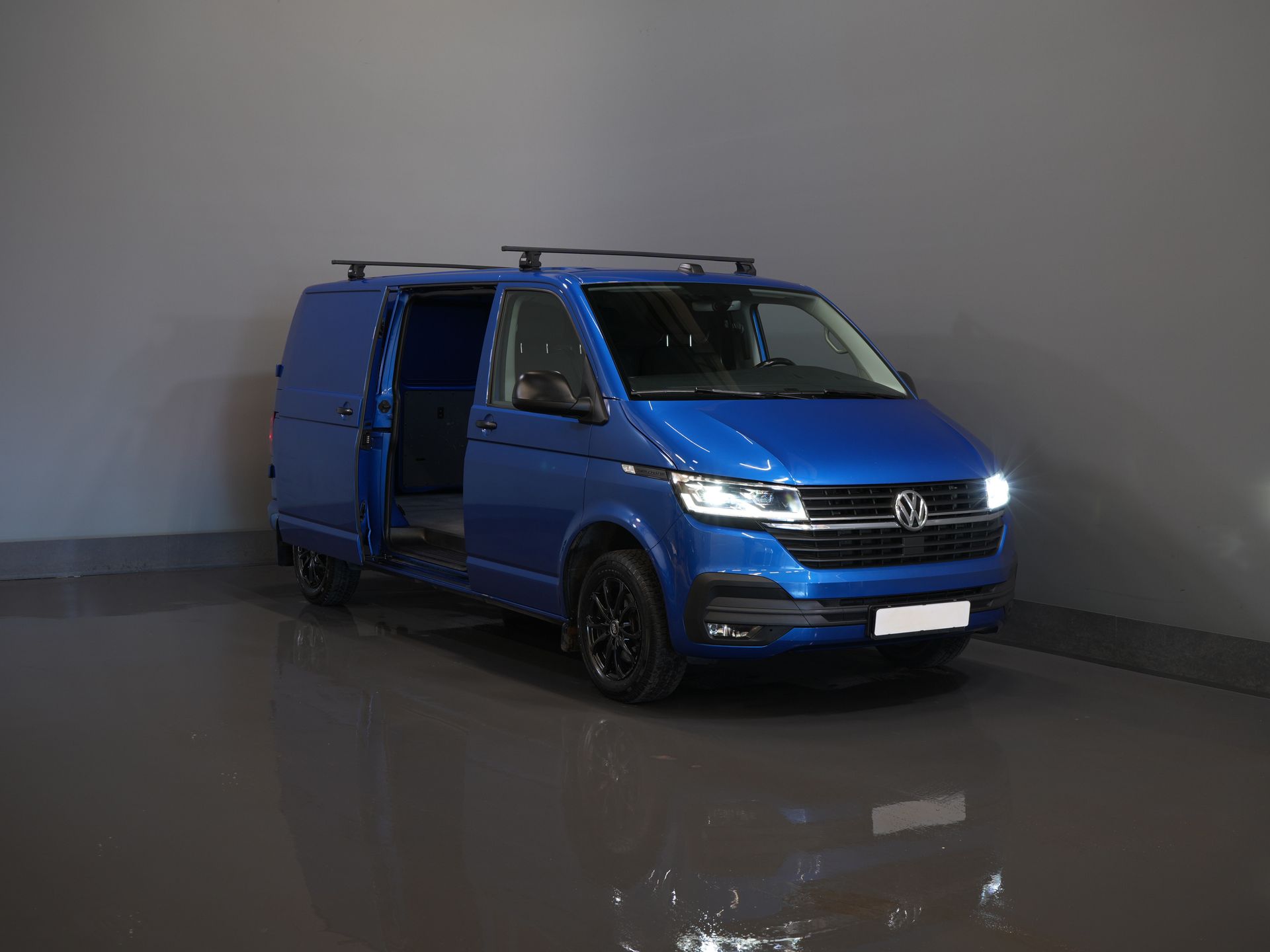 Volkswagen Transporter Van 2.0 TDI 150 KM DSG Aut. L2 LED/ Adapt.Cruise/ Ogrzewanie postojowe/ Carplay/ 2.5t Holowanieverm./ Seatverw./ Airco/ Bagażnik dachowy/ Kamera/ PDC/ 