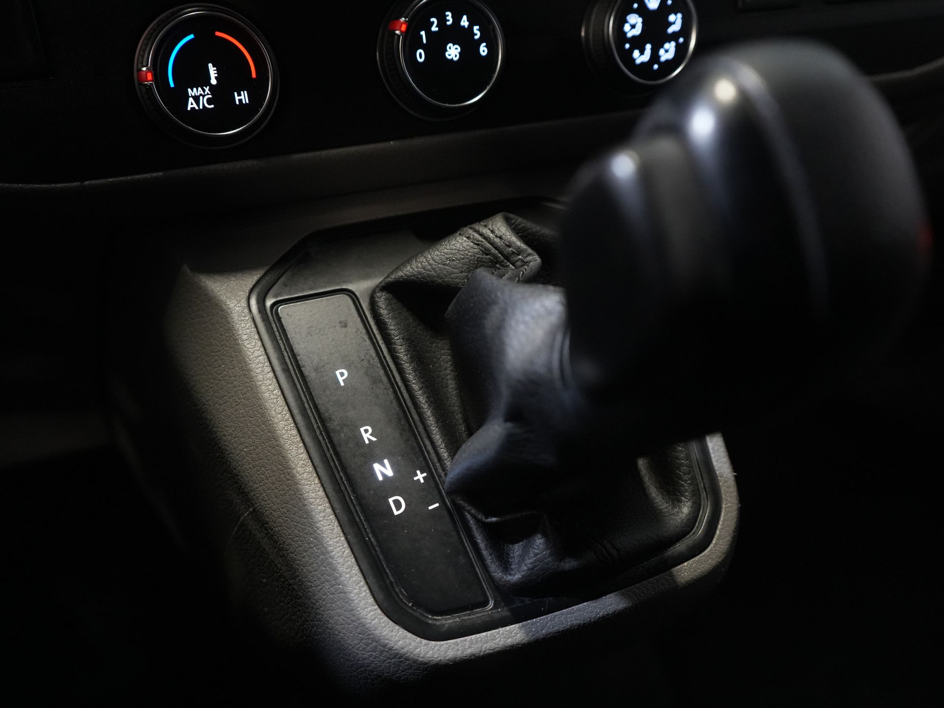 Volkswagen Transporter Van 2.0 TDI 150 KM DSG Aut. L2 LED/ Adapt.Cruise/ Ogrzewanie postojowe/ Carplay/ 2.5t Holowanieverm./ Seatverw./ Airco/ Bagażnik dachowy/ Kamera/ PDC/ 