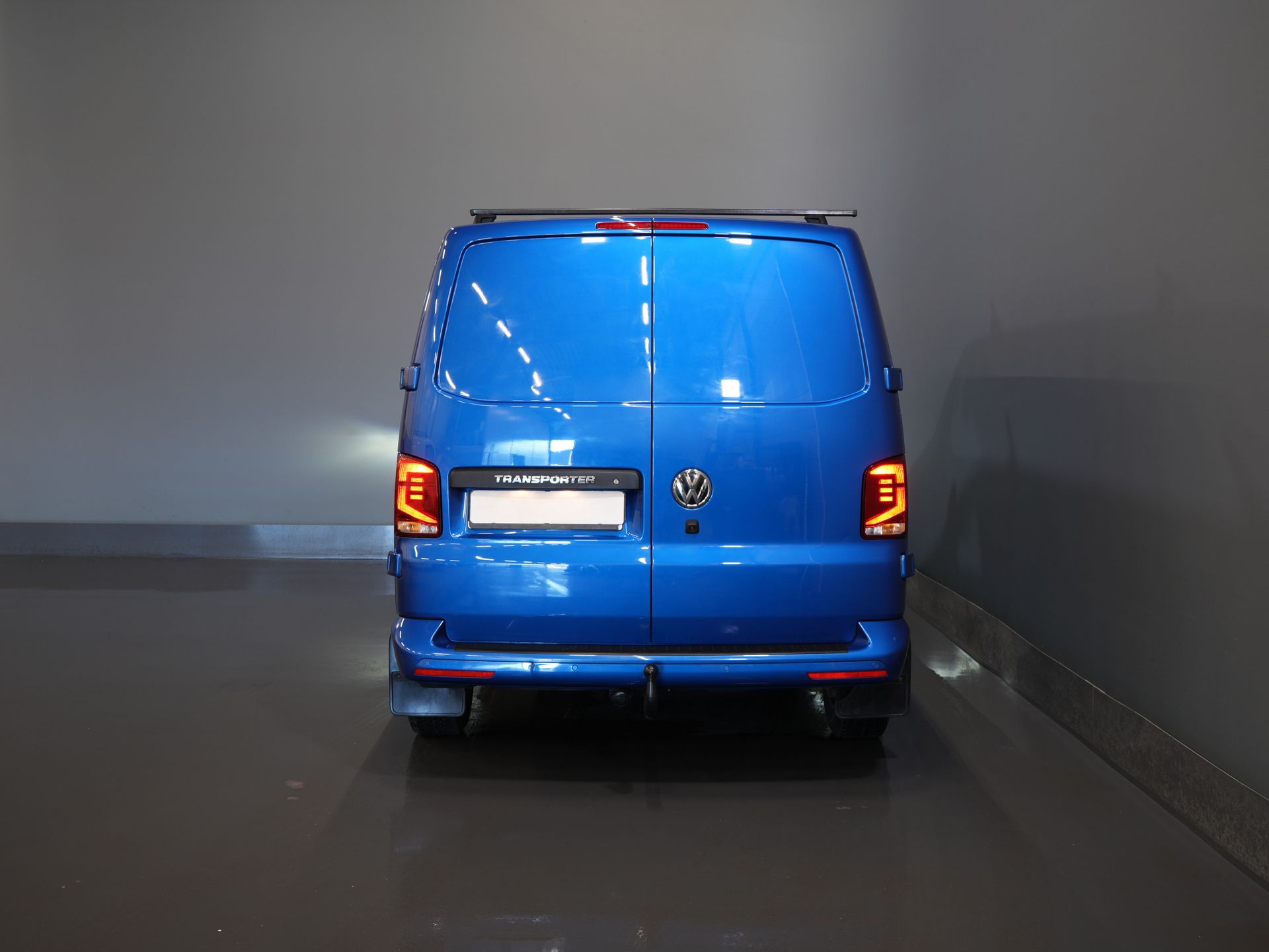 Volkswagen Transporter Van 2.0 TDI 150 KM DSG Aut. L2 LED/ Adapt.Cruise/ Ogrzewanie postojowe/ Carplay/ 2.5t Holowanieverm./ Seatverw./ Airco/ Bagażnik dachowy/ Kamera/ PDC/ 