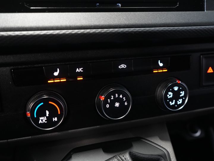 Volkswagen Transporter Van 2.0 TDI 150 KM DSG Aut. L2 LED/ Adapt.Cruise/ Ogrzewanie postojowe/ Carplay/ 2.5t Holowanieverm./ Seatverw./ Airco/ Bagażnik dachowy/ Kamera/ PDC/ 