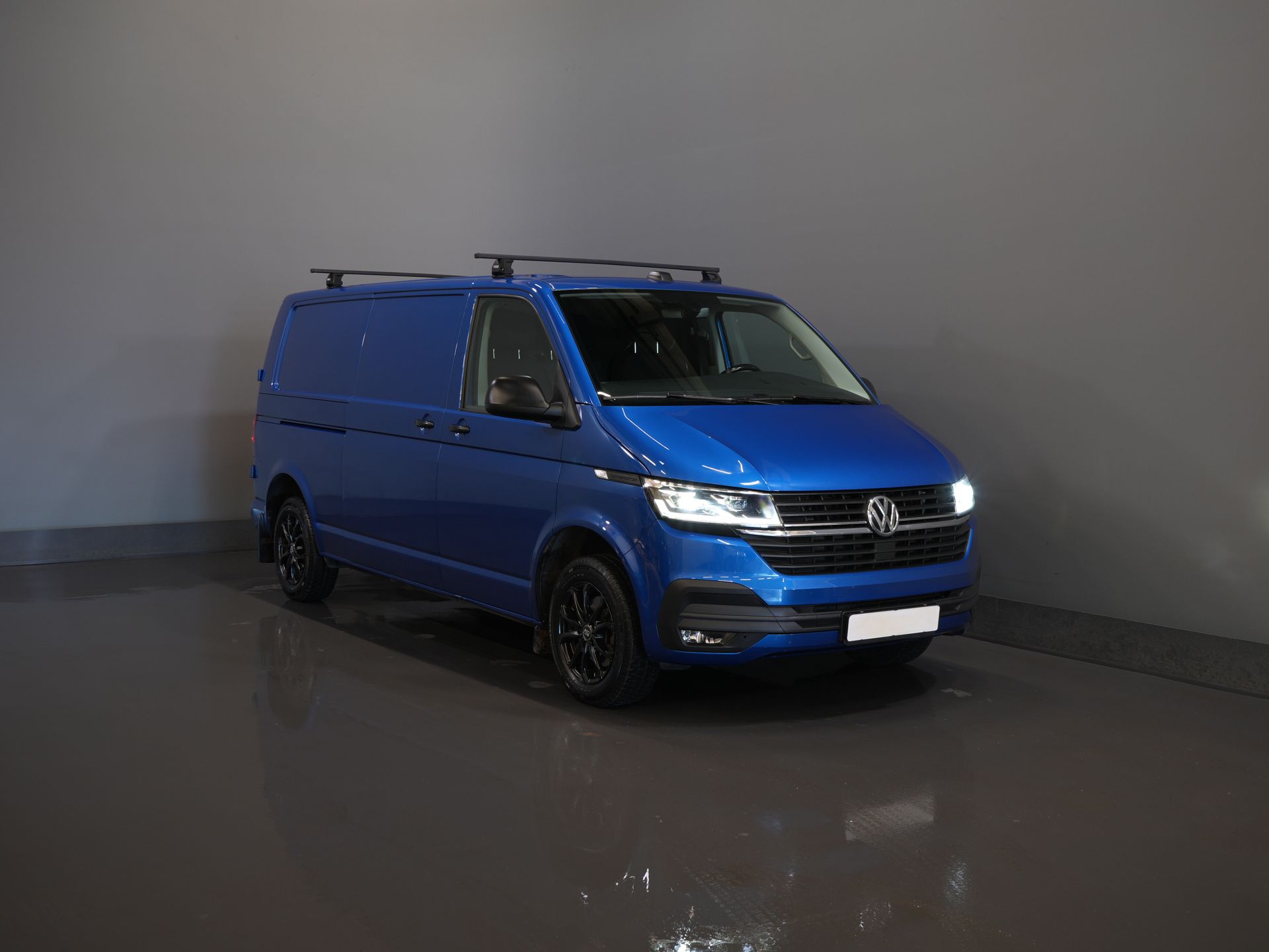 Volkswagen Transporter Van 2.0 TDI 150 KM DSG Aut. L2 LED/ Adapt.Cruise/ Ogrzewanie postojowe/ Carplay/ 2.5t Holowanieverm./ Seatverw./ Airco/ Bagażnik dachowy/ Kamera/ PDC/ 