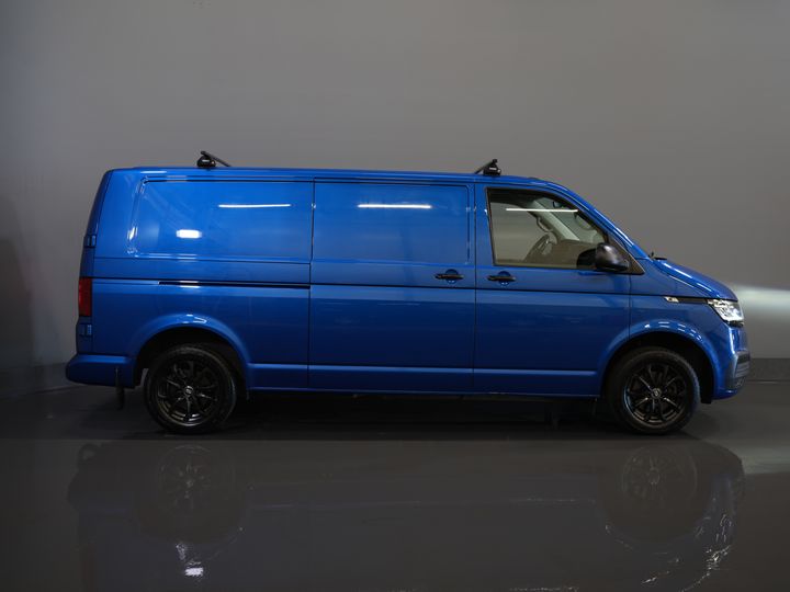 Volkswagen Transporter Van 2.0 TDI 150 KM DSG Aut. L2 LED/ Adapt.Cruise/ Ogrzewanie postojowe/ Carplay/ 2.5t Holowanieverm./ Seatverw./ Airco/ Bagażnik dachowy/ Kamera/ PDC/ 