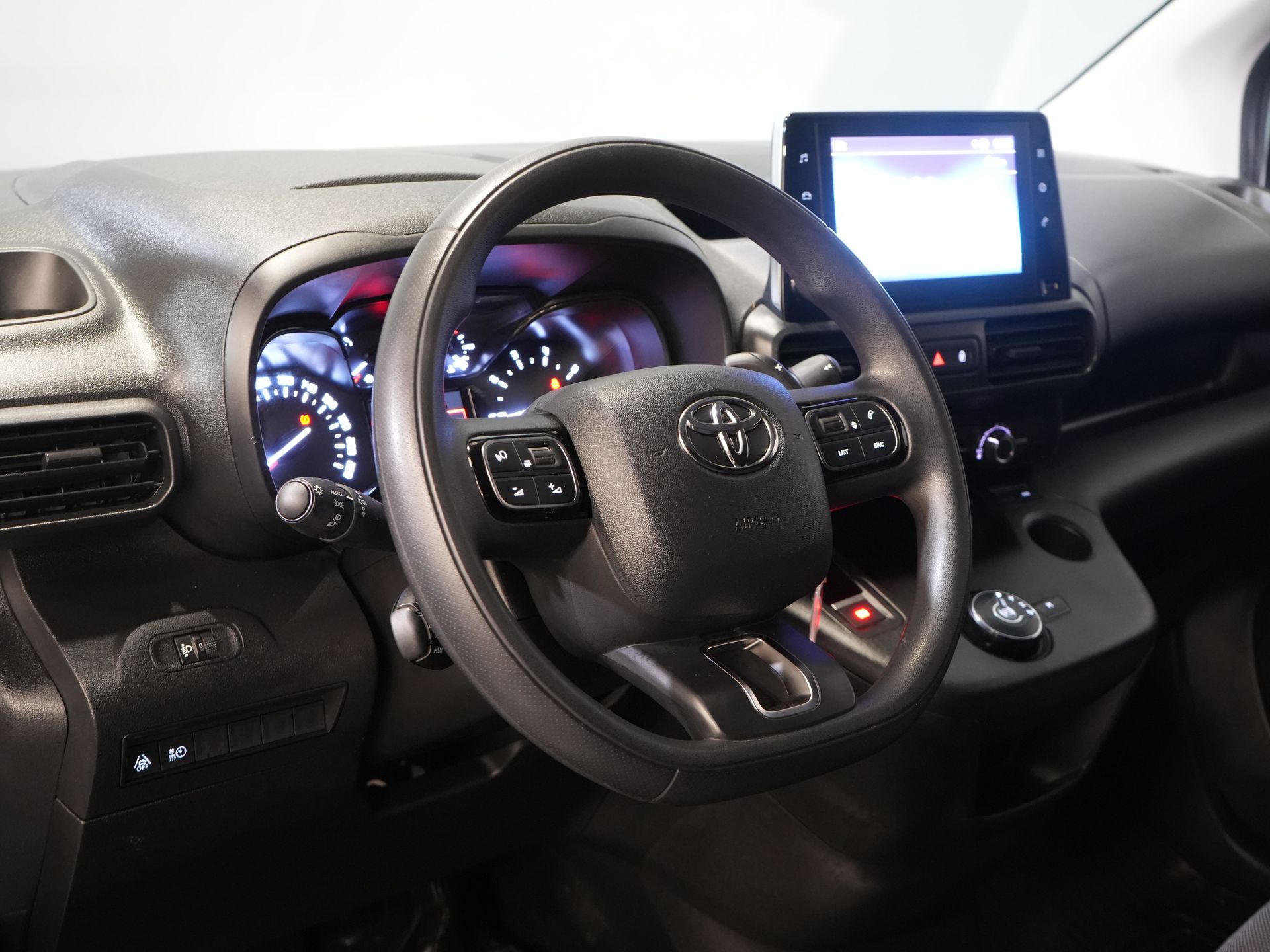 Toyota PROACE CITY Bestelbus 1.5 D-4D 130 PK Aut. Carplay/ Airco/ Camera/ Standkachel/ 3 Persoons/ LMV/ Trekhaak/ Cruise