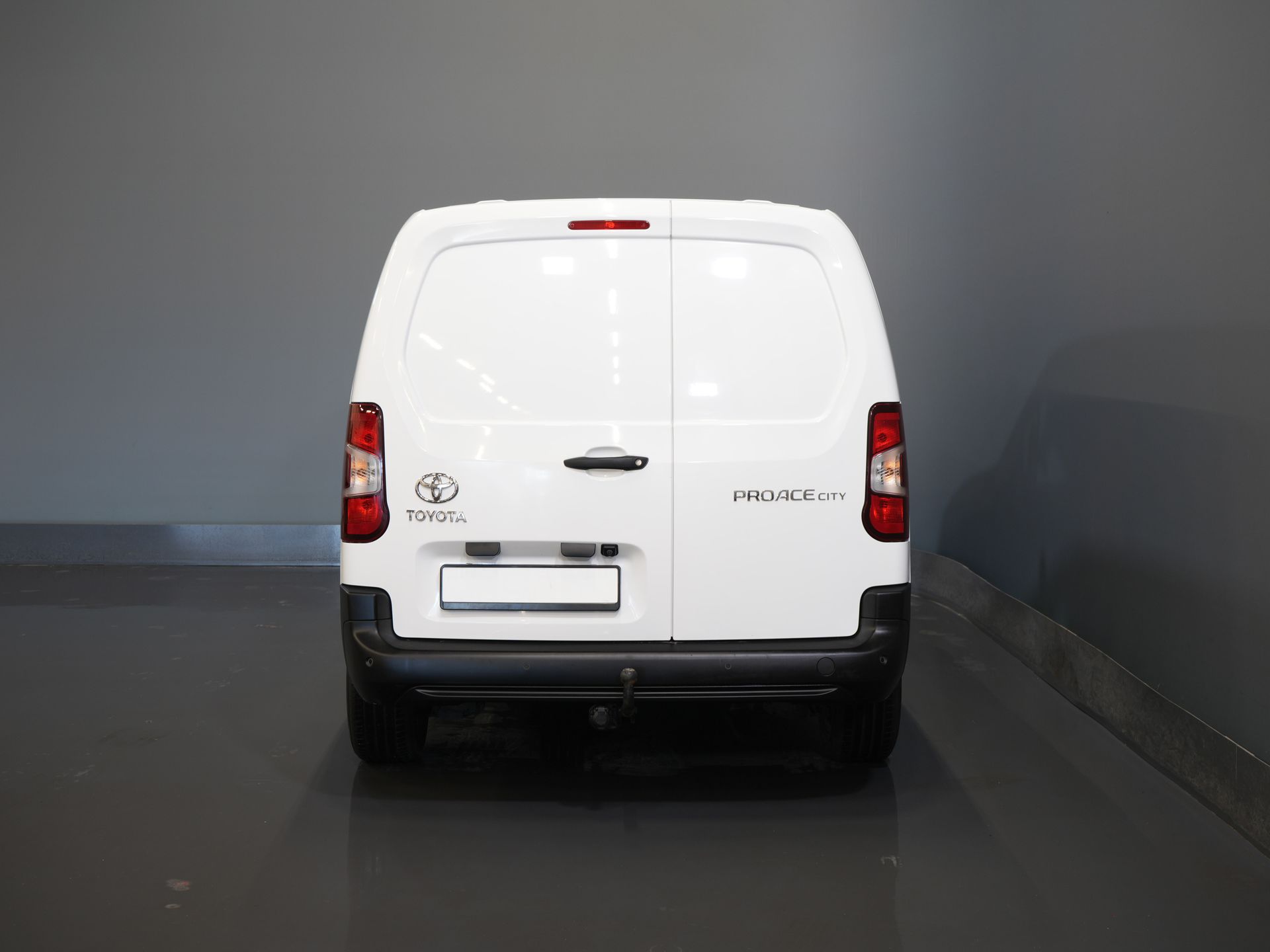 Toyota PROACE CITY Bestelbus 1.5 D-4D 130 PK Aut. Carplay/ Airco/ Camera/ Standkachel/ 3 Persoons/ LMV/ Trekhaak/ Cruise