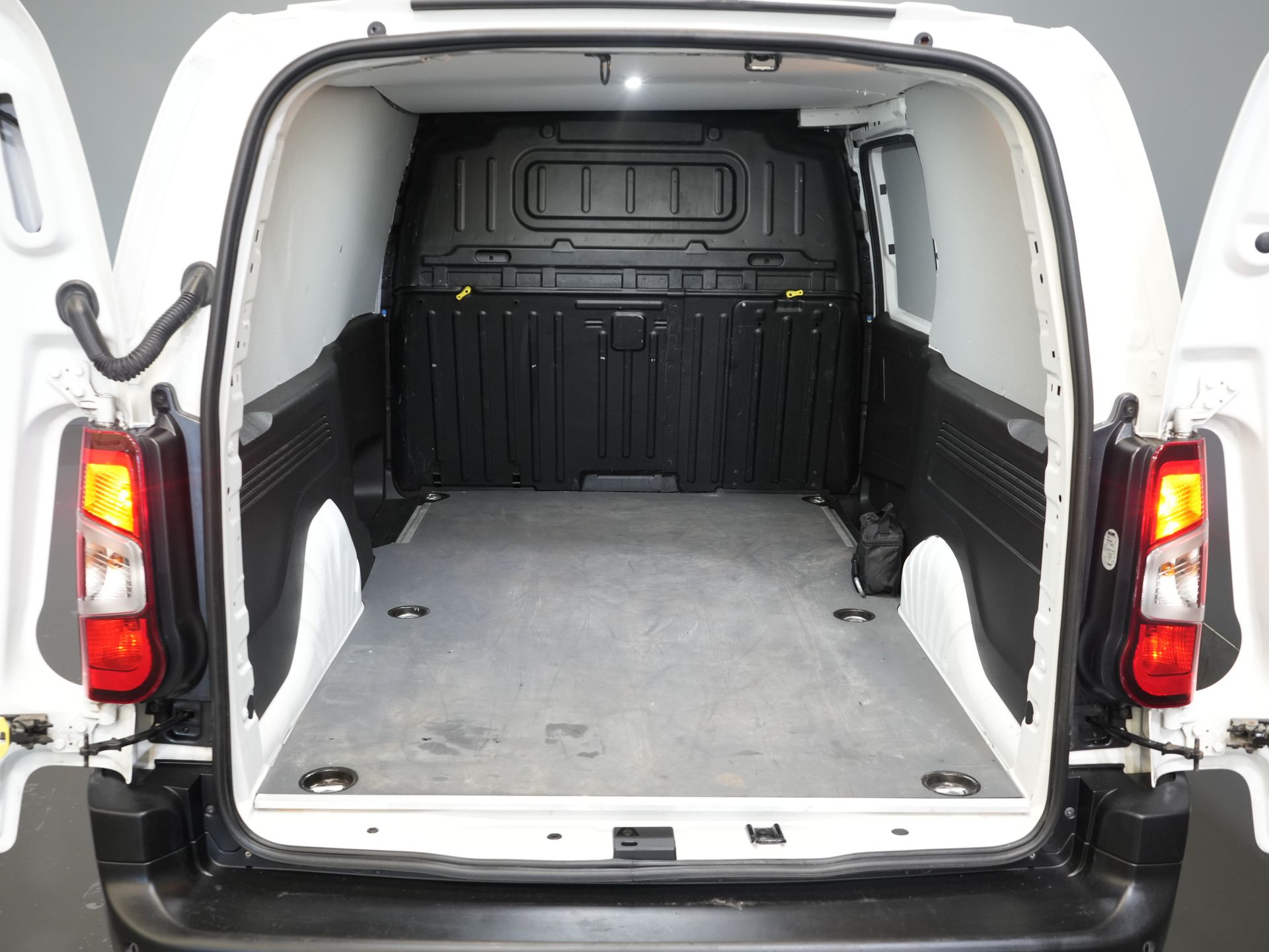 Toyota PROACE CITY Bestelbus 1.5 D-4D 130 PK Aut. Carplay/ Airco/ Camera/ Standkachel/ 3 Persoons/ LMV/ Trekhaak/ Cruise