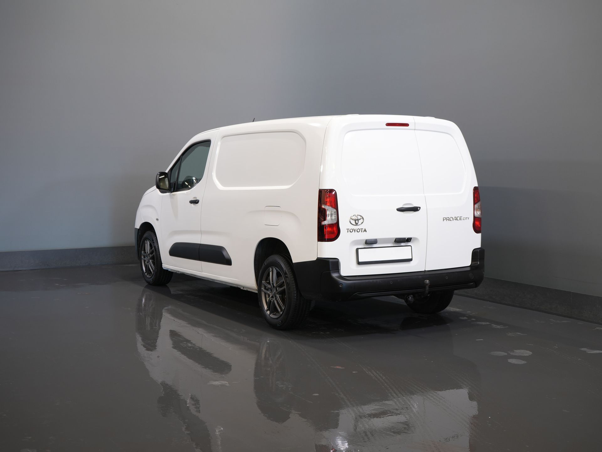 Toyota PROACE CITY Bestelbus 1.5 D-4D 130 PK Aut. Carplay/ Airco/ Camera/ Standkachel/ 3 Persoons/ LMV/ Trekhaak/ Cruise