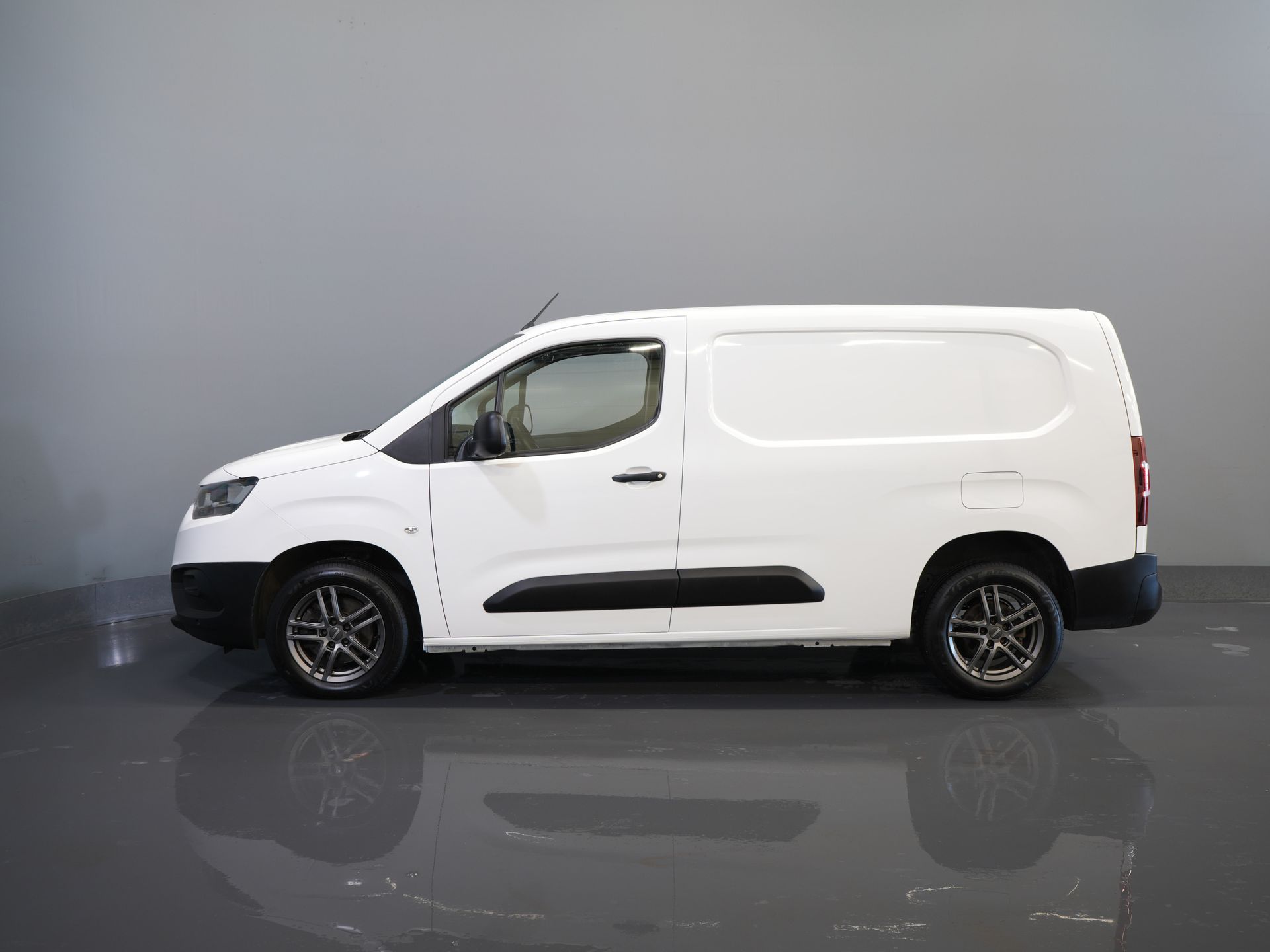 Toyota PROACE CITY Bestelbus 1.5 D-4D 130 PK Aut. Carplay/ Airco/ Camera/ Standkachel/ 3 Persoons/ LMV/ Trekhaak/ Cruise