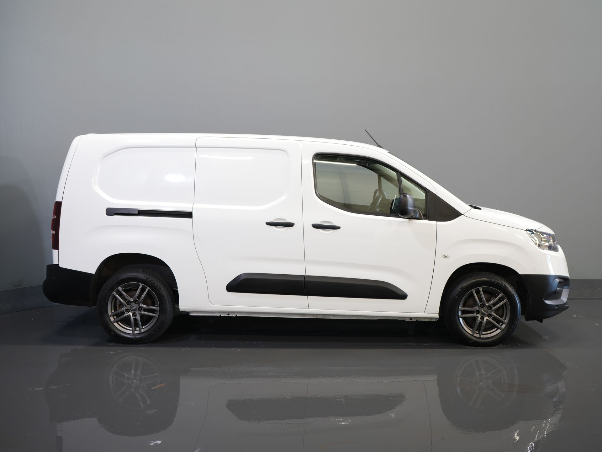 Toyota PROACE CITY Bestelbus 1.5 D-4D 130 PK Aut. Carplay/ Airco/ Camera/ Standkachel/ 3 Persoons/ LMV/ Trekhaak/ Cruise