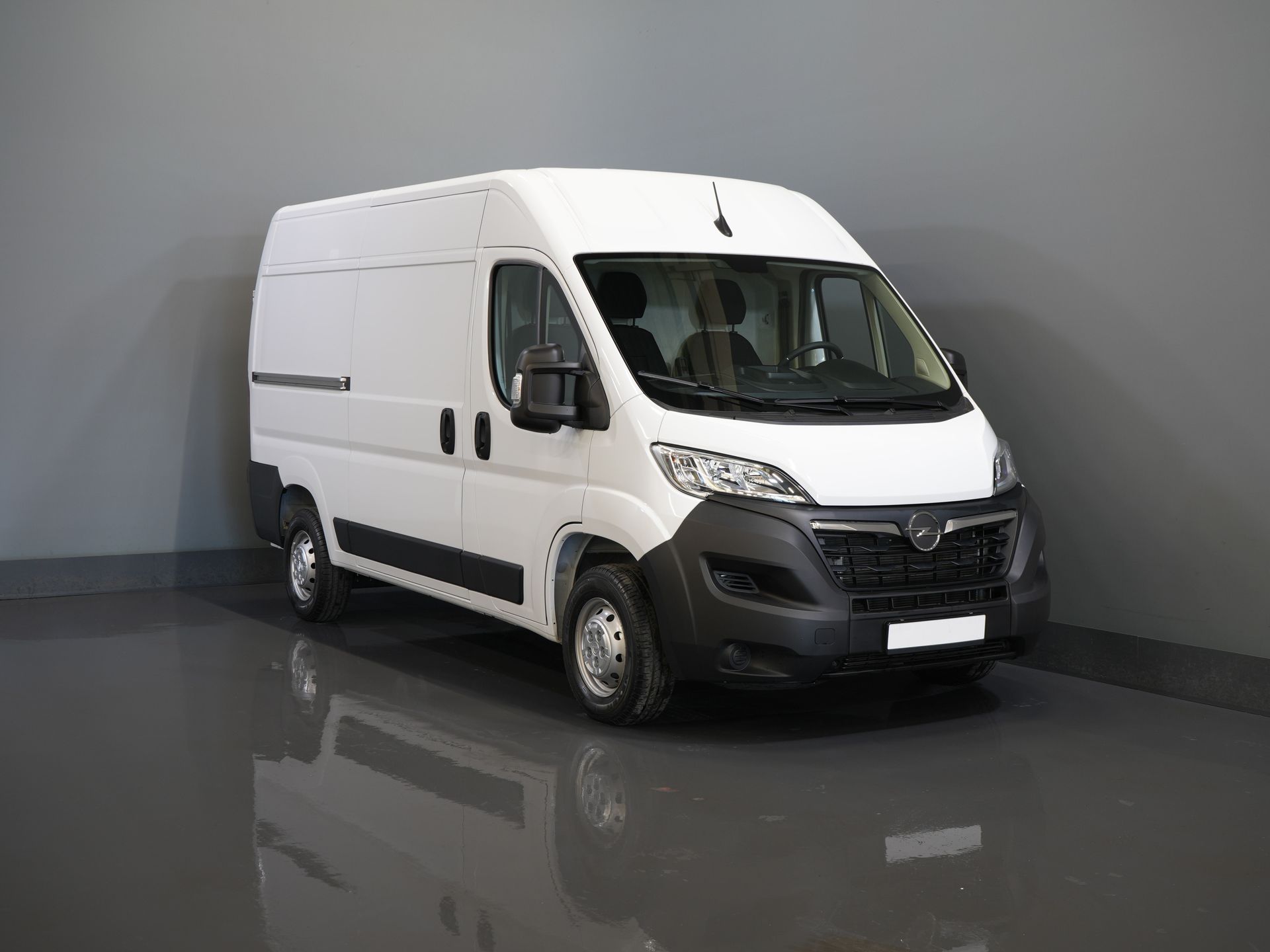 Furgoneta Opel Movano 2.2 140 pk L2H2 DEMO: revestimiento interior / CarPlay / puertas de 270Gr. / climatizador / cámara / control de crucero / navegador / PDC / control de crucero