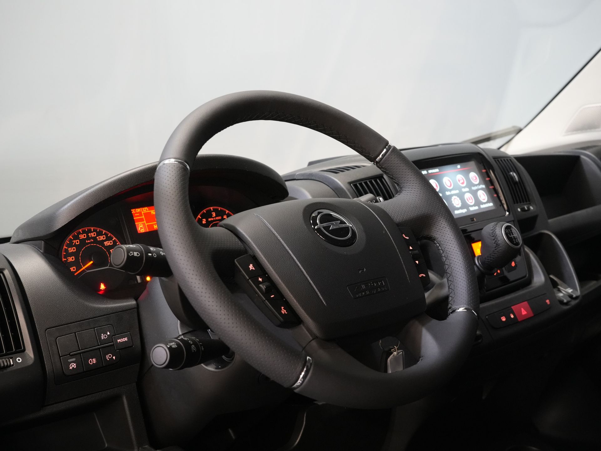 Furgoneta Opel Movano 2.2 140 pk L2H2 DEMO: revestimiento interior / CarPlay / puertas de 270Gr. / climatizador / cámara / control de crucero / navegador / PDC / control de crucero