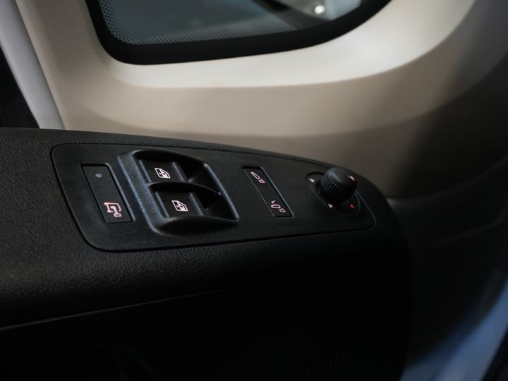 Furgoneta Opel Movano 2.2 140 pk L2H2 DEMO: revestimiento interior / CarPlay / puertas de 270Gr. / climatizador / cámara / control de crucero / navegador / PDC / control de crucero