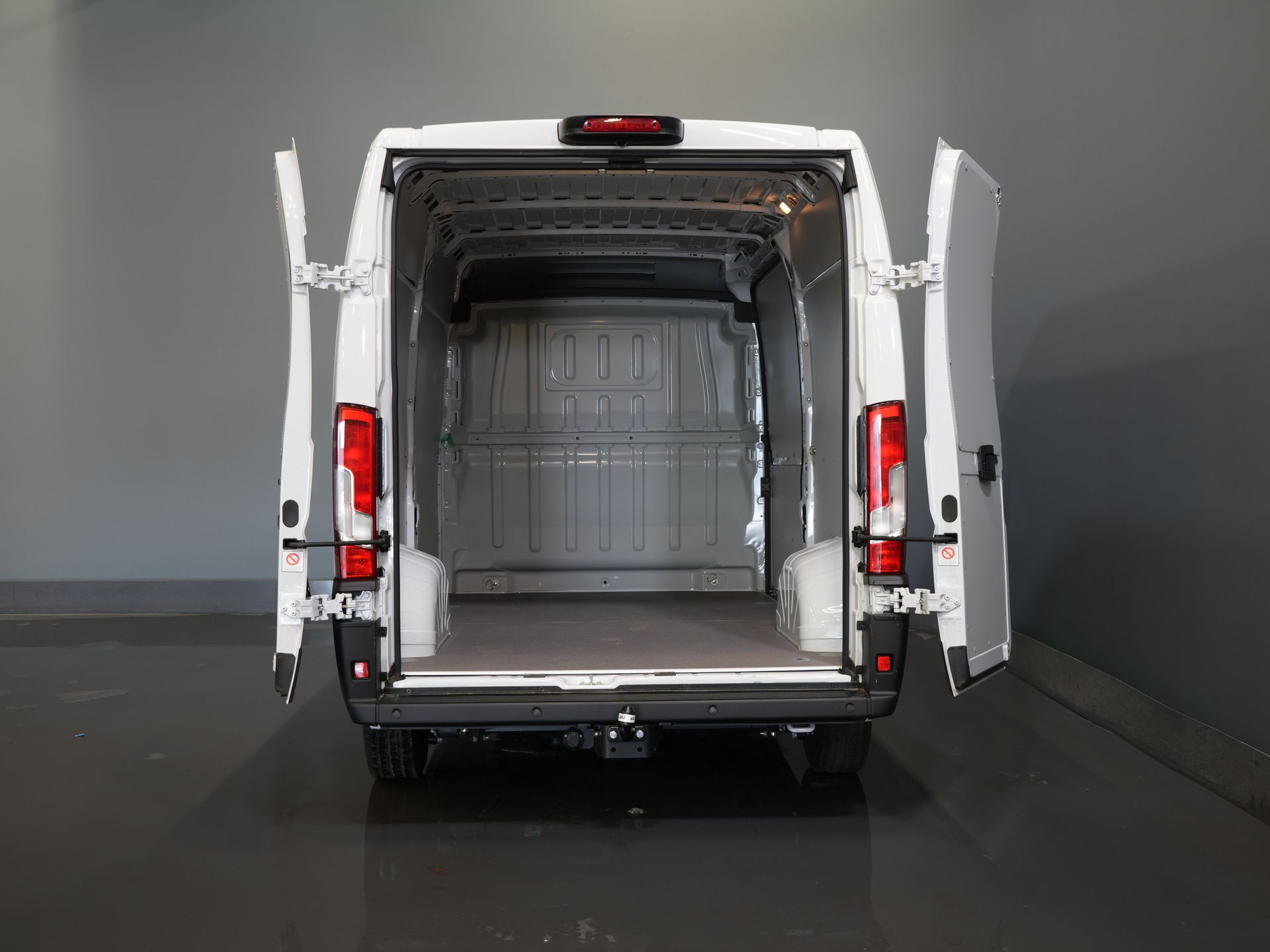 Furgoneta Opel Movano 2.2 140 pk L2H2 DEMO: revestimiento interior / CarPlay / puertas de 270Gr. / climatizador / cámara / control de crucero / navegador / PDC / control de crucero