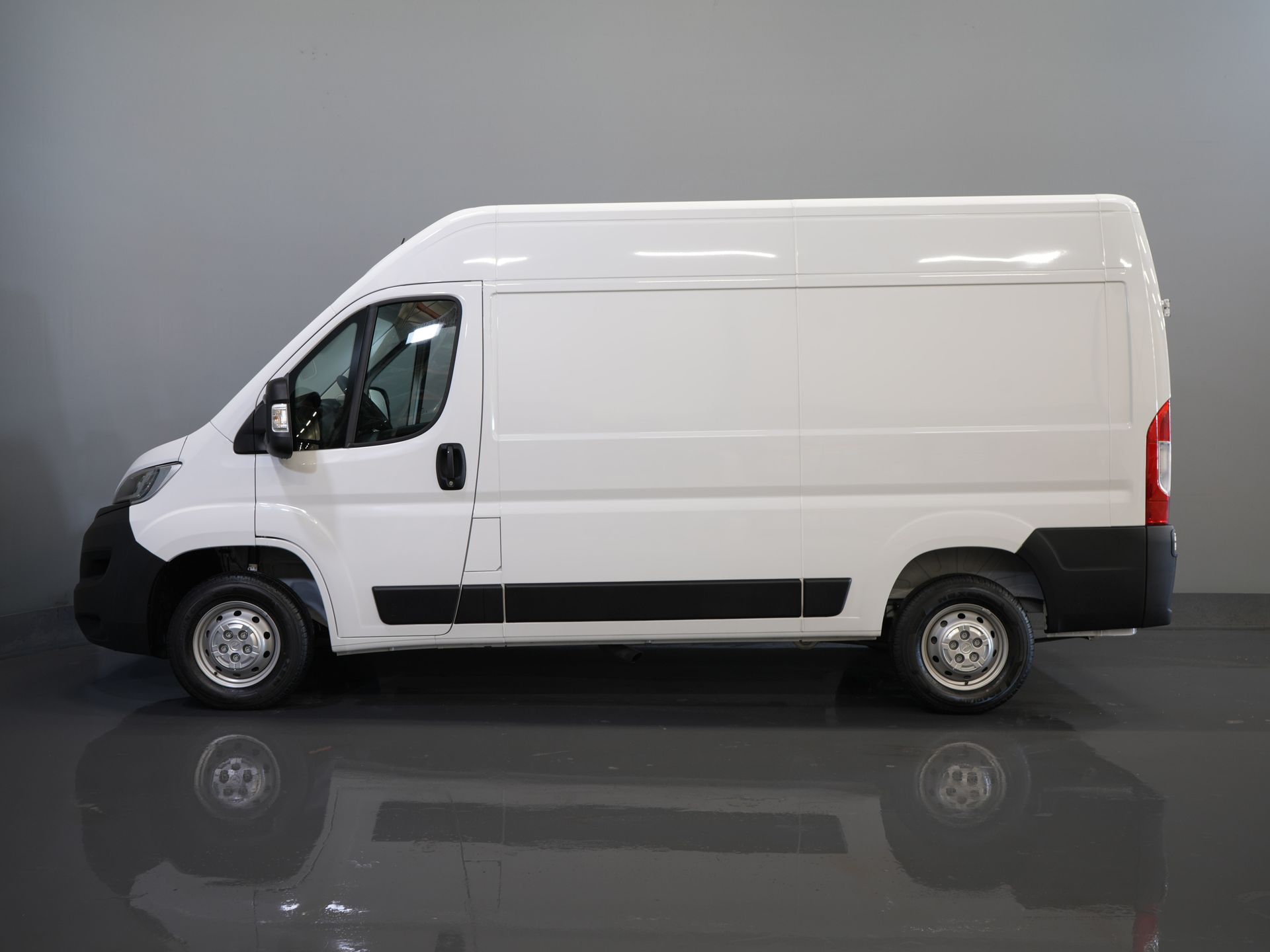 Furgoneta Opel Movano 2.2 140 pk L2H2 DEMO: revestimiento interior / CarPlay / puertas de 270Gr. / climatizador / cámara / control de crucero / navegador / PDC / control de crucero