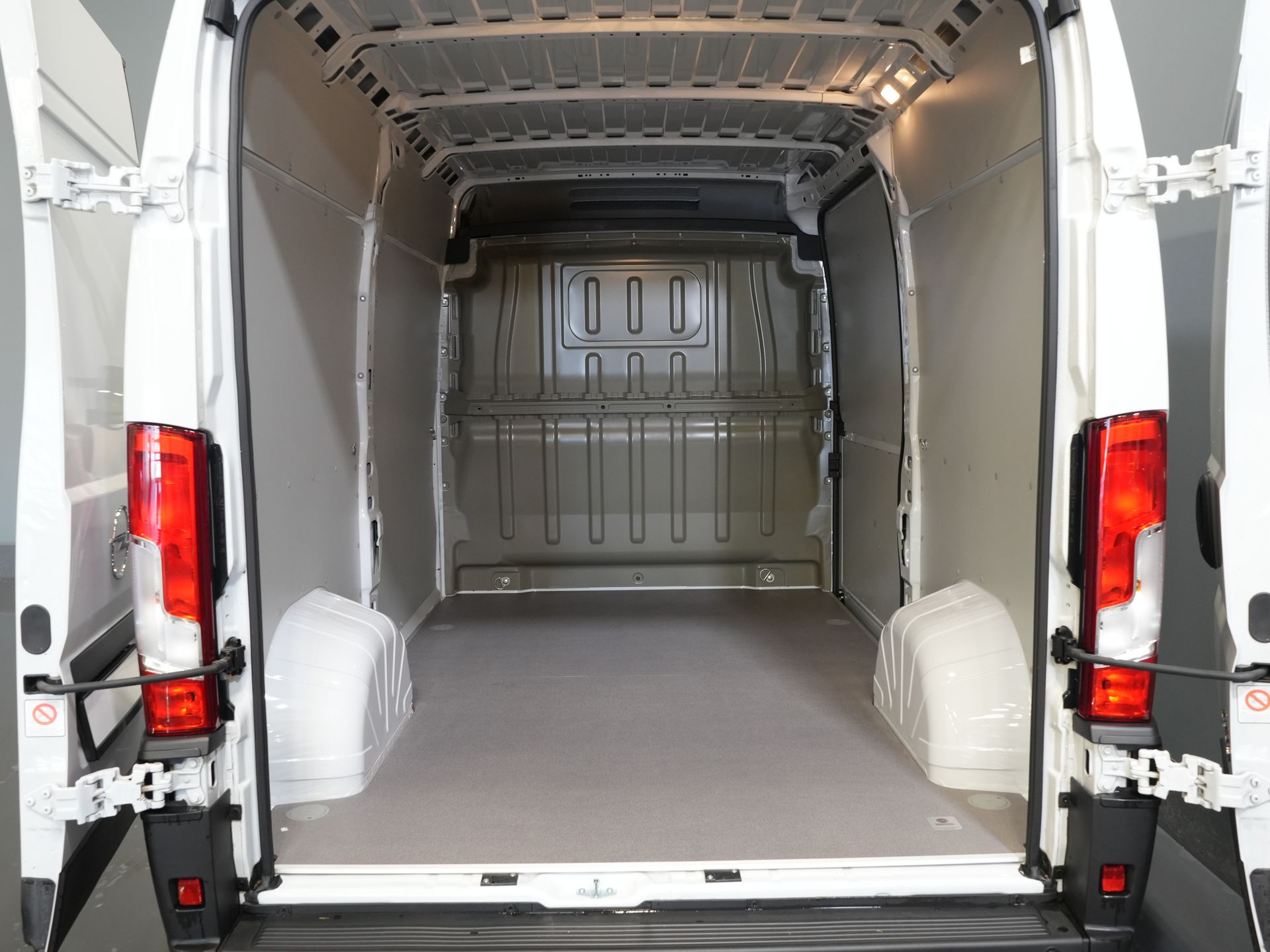 Furgoneta Opel Movano 2.2 140 pk L2H2 DEMO: revestimiento interior / CarPlay / puertas de 270Gr. / climatizador / cámara / control de crucero / navegador / PDC / control de crucero