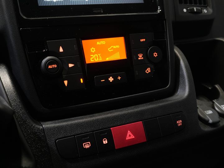 Furgoneta Opel Movano 2.2 140 pk L2H2 DEMO: revestimiento interior / CarPlay / puertas de 270Gr. / climatizador / cámara / control de crucero / navegador / PDC / control de crucero