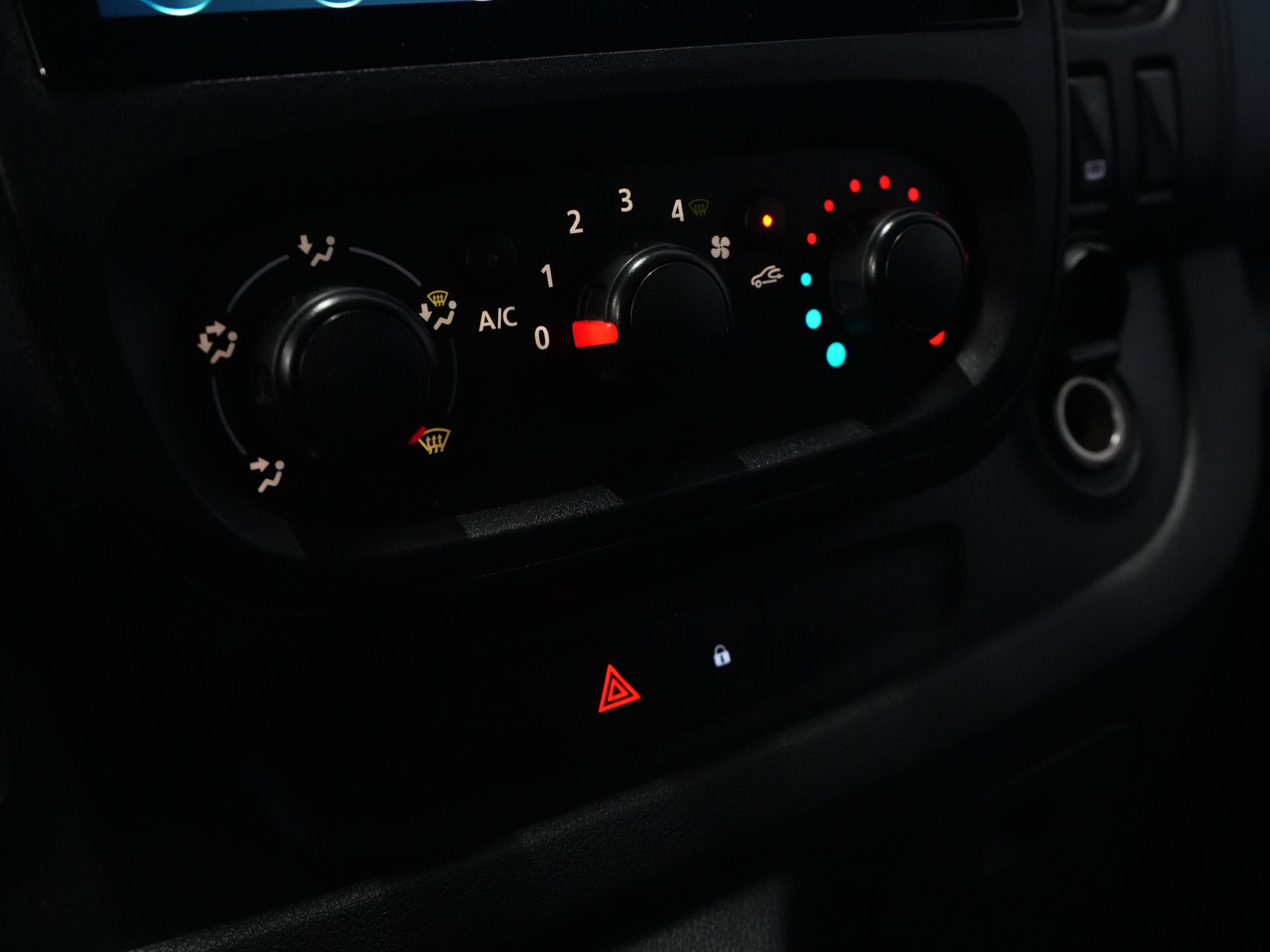 Opel Vivaro Bestelbus 1.6 CDTI NL Auto/ 3 Pers./ Carplay/ Airco/ Imperiaal/ Camera/ Cruise/ Betimmerd/ Inrichting/ Radio