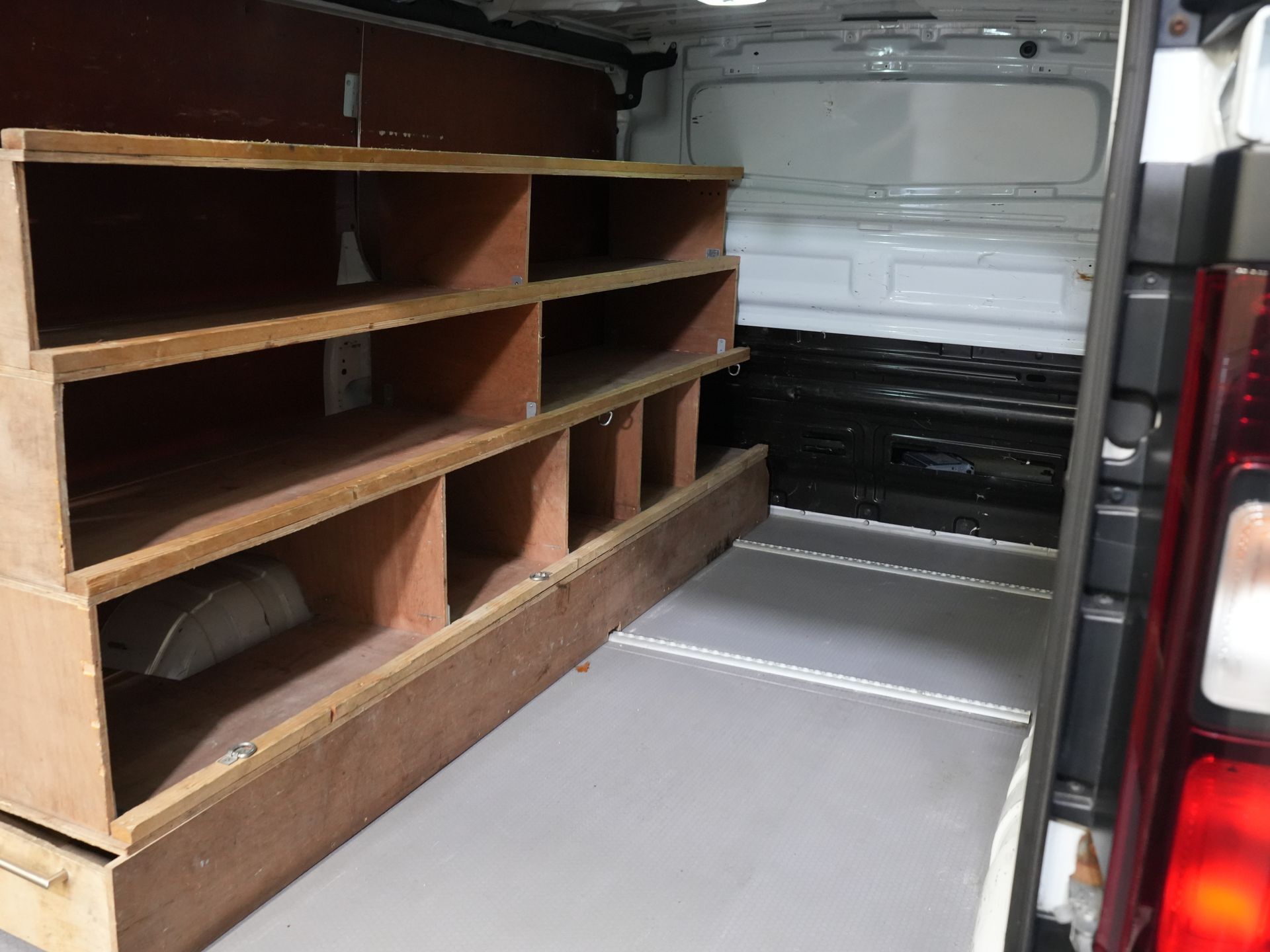 Opel Vivaro Bestelbus 1.6 CDTI NL Auto/ 3 Pers./ Carplay/ Airco/ Imperiaal/ Camera/ Cruise/ Betimmerd/ Inrichting/ Radio