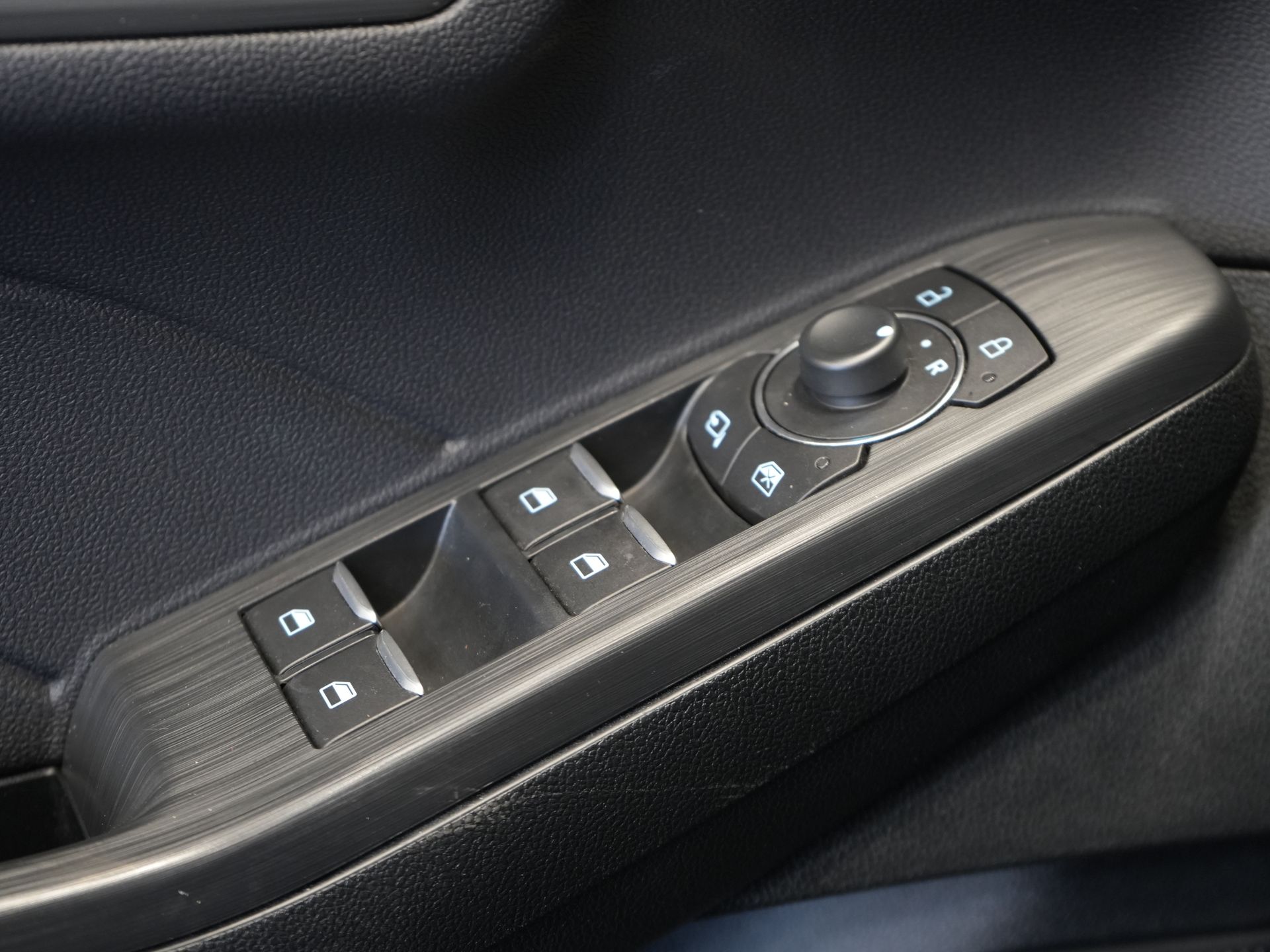 Ford Kuga SUV 2.5 PHEV 225 CV Titanium Navi/ Carplay/ Asientos calefactables/ Volante calefactable/ Cámara/ PDC/ Climatizador