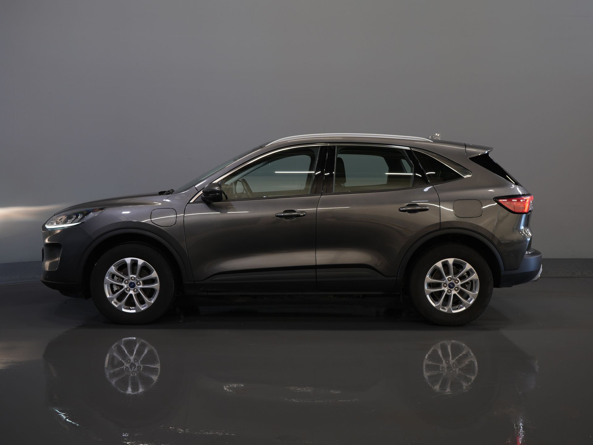 Ford Kuga SUV 2.5 PHEV 225 CV Titanium Navi/ Carplay/ Asientos calefactables/ Volante calefactable/ Cámara/ PDC/ Climatizador